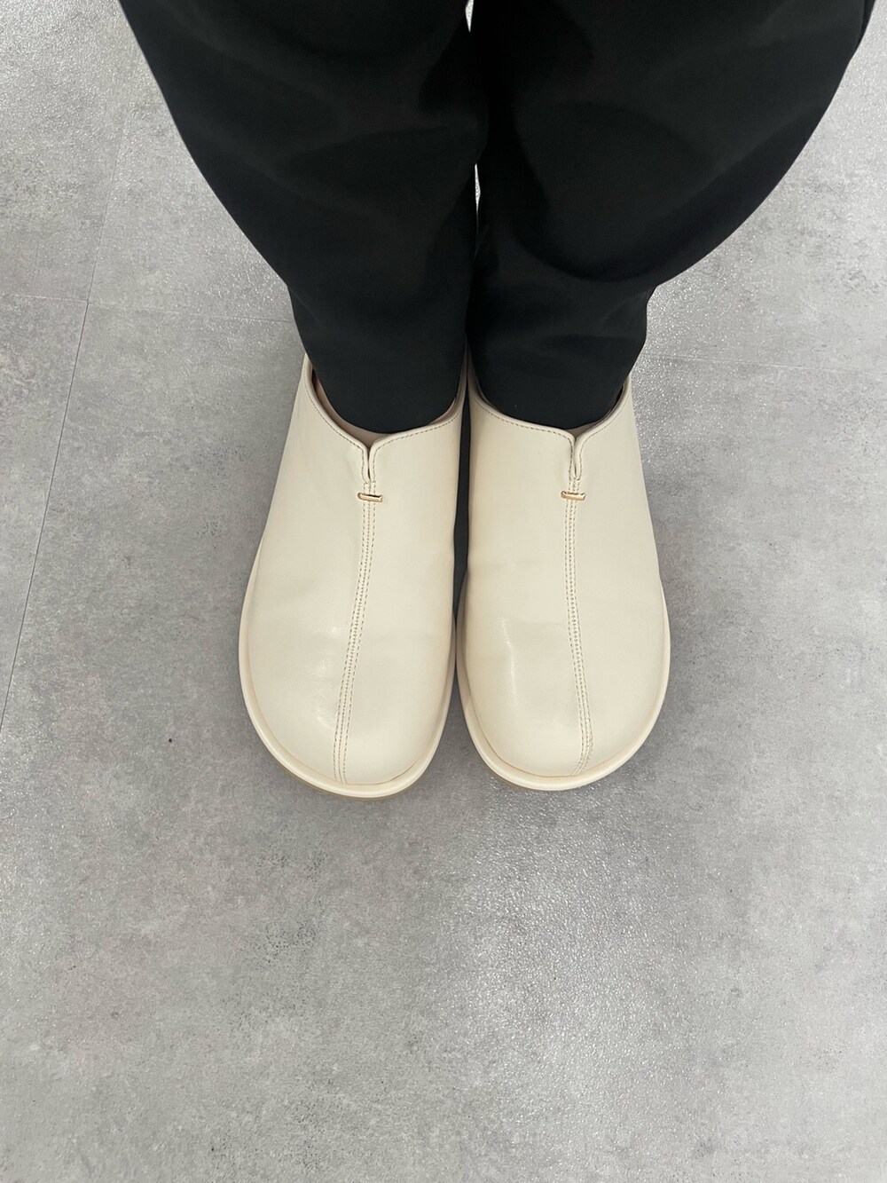 ブルー系のシャツ/ブラウス、シルバー系のショルダーバッグ、ホワイト系のスニーカーを着用したレディースの秋コーディネートの2枚目の写真