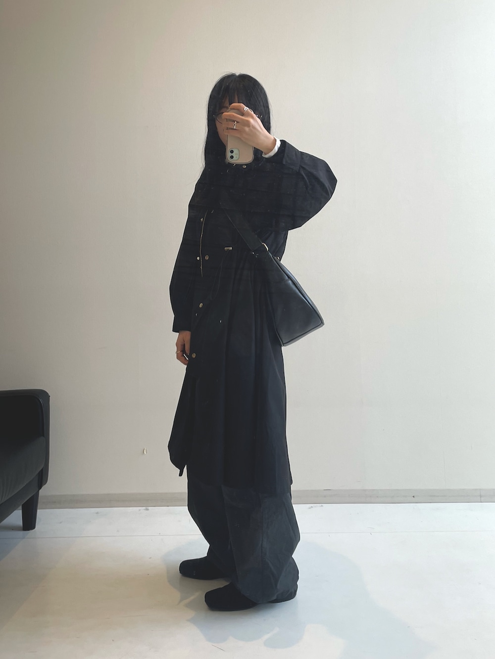 ブラック系のブーツ、ブラック系のショルダーバッグ、ブラック系のモッズコートを着用したレディースの冬コーディネートの3枚目の写真