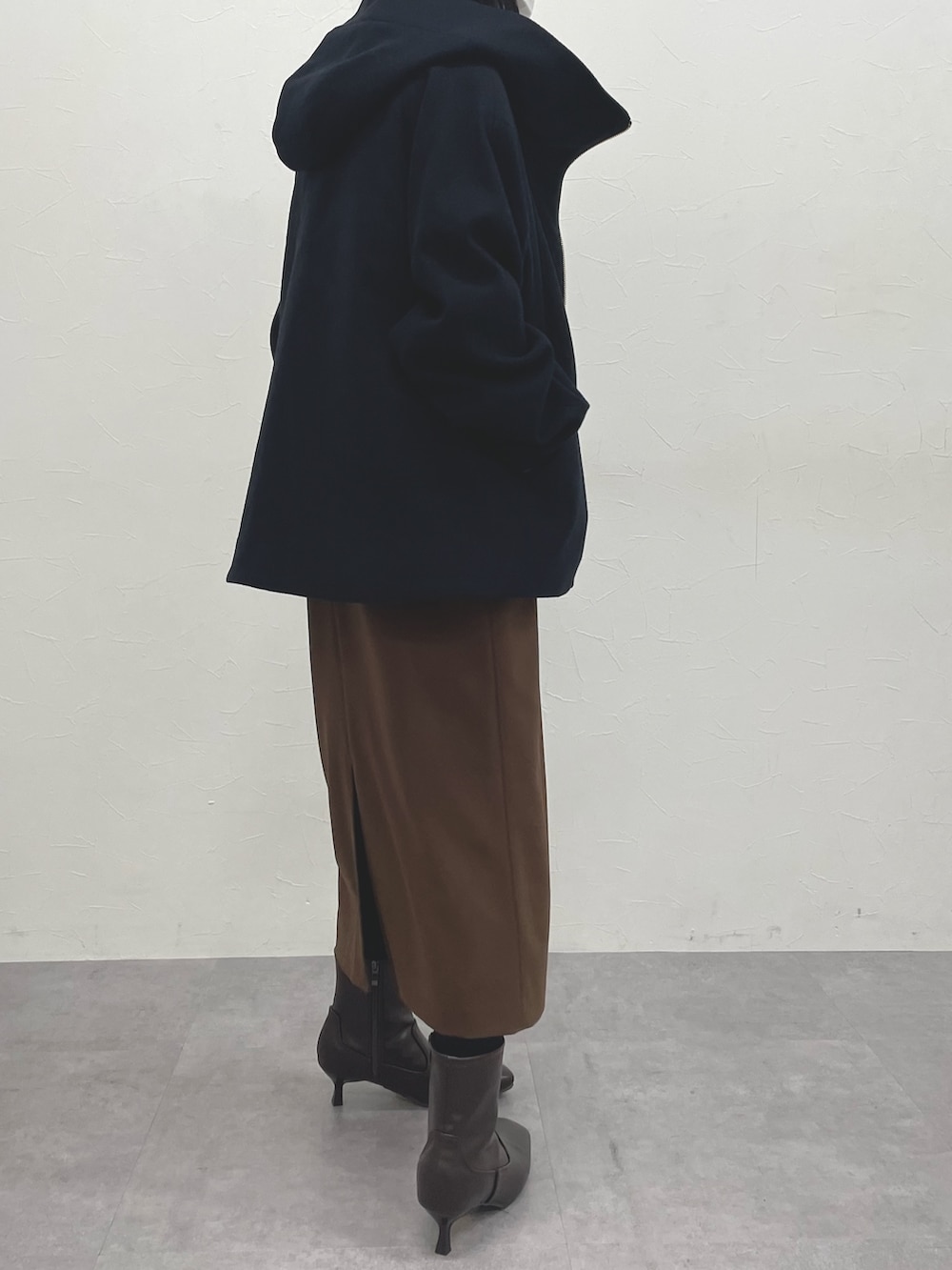 ブラウン系のワンピース、ブラウン系のワンピース、ブルー系のその他アウターを着用したレディースの冬コーディネートの4枚目の写真