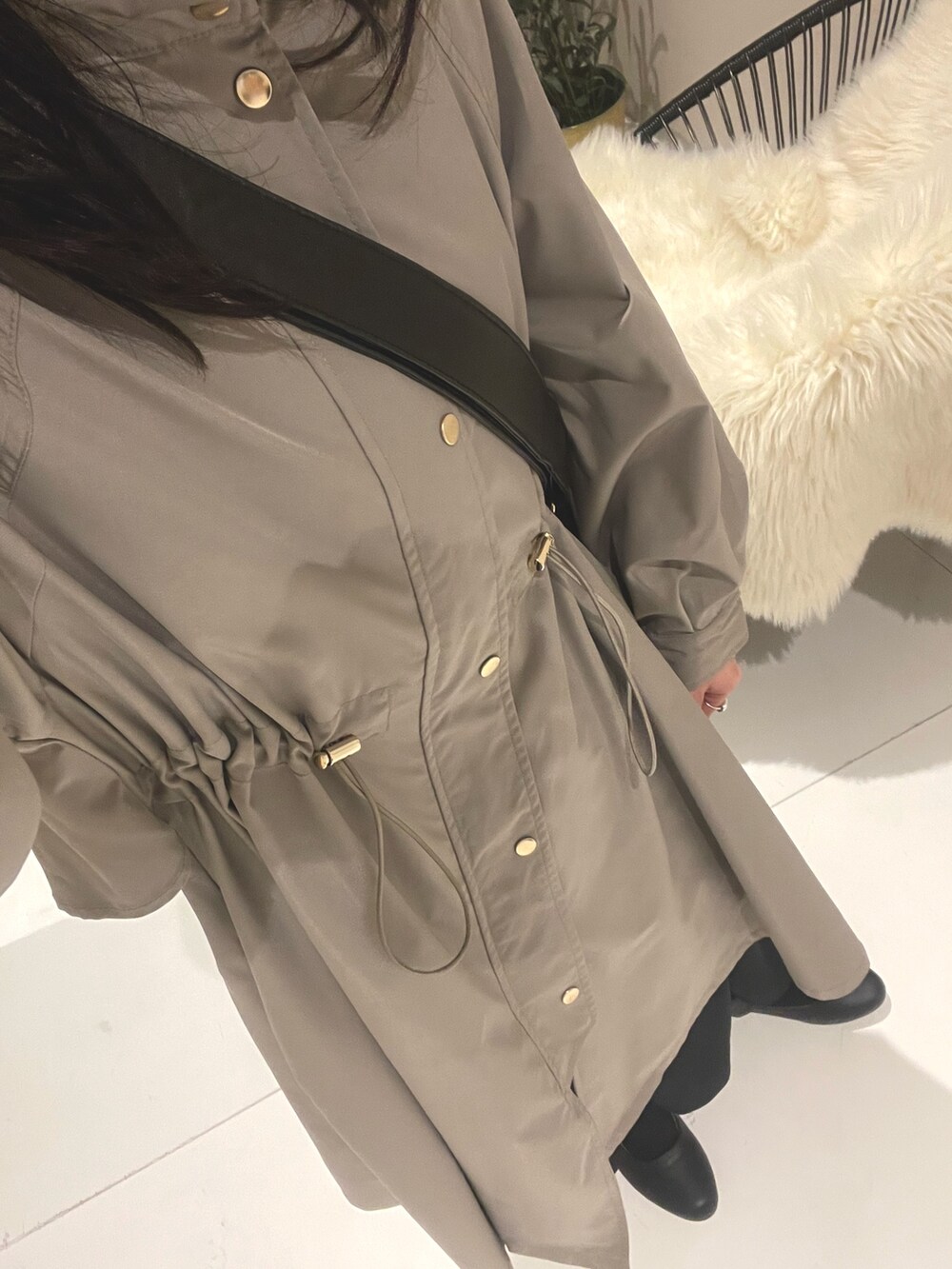 ブラック系のショルダーバッグ、グリーン系のモッズコート、グリーン系のモッズコートを着用したレディースの冬コーディネートの5枚目の写真