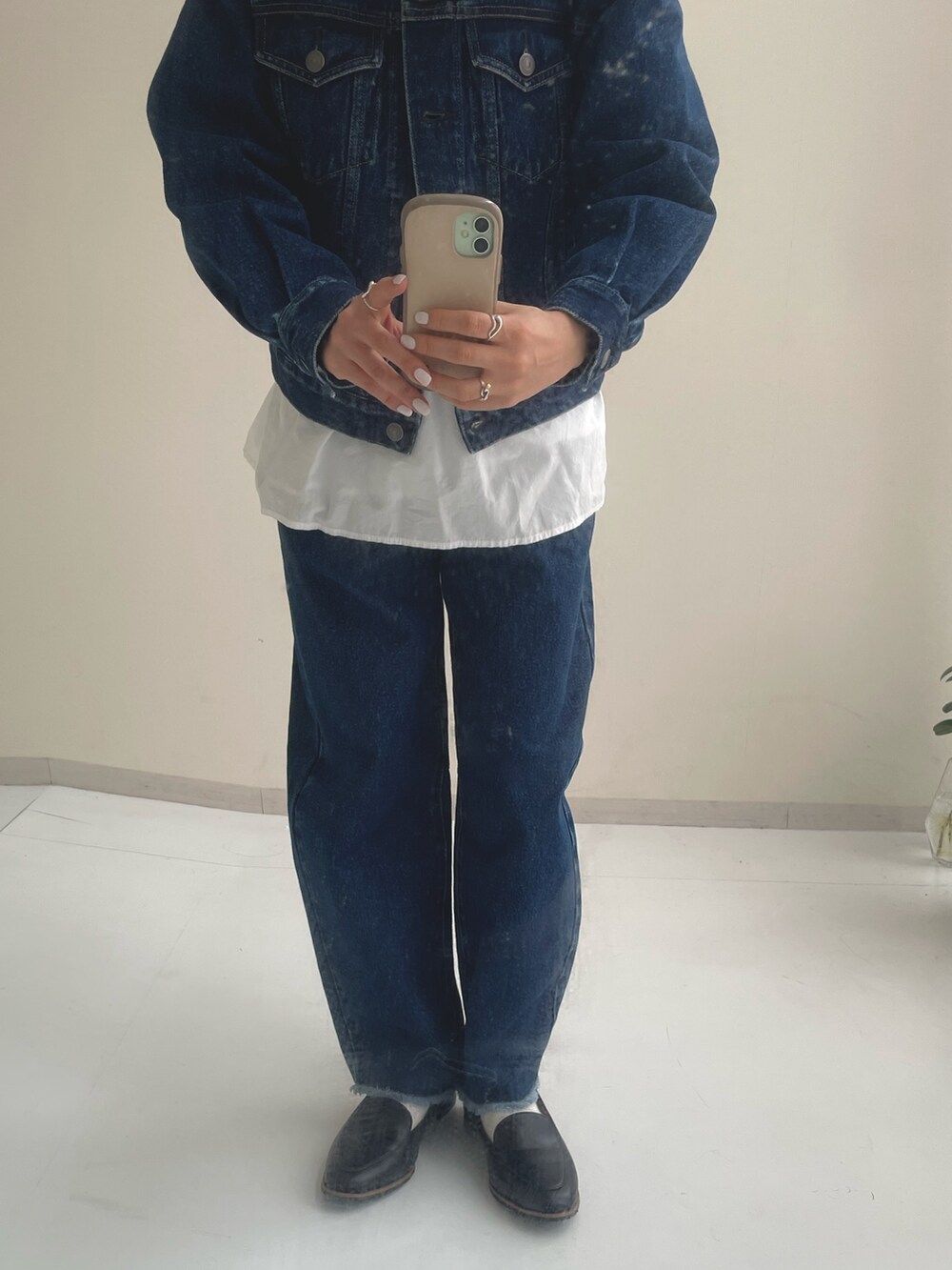 ブラック系のバレエシューズ、ブルー系のデニムパンツ、ブルー系のデニムジャケットを着用したレディースの秋コーディネートの3枚目の写真