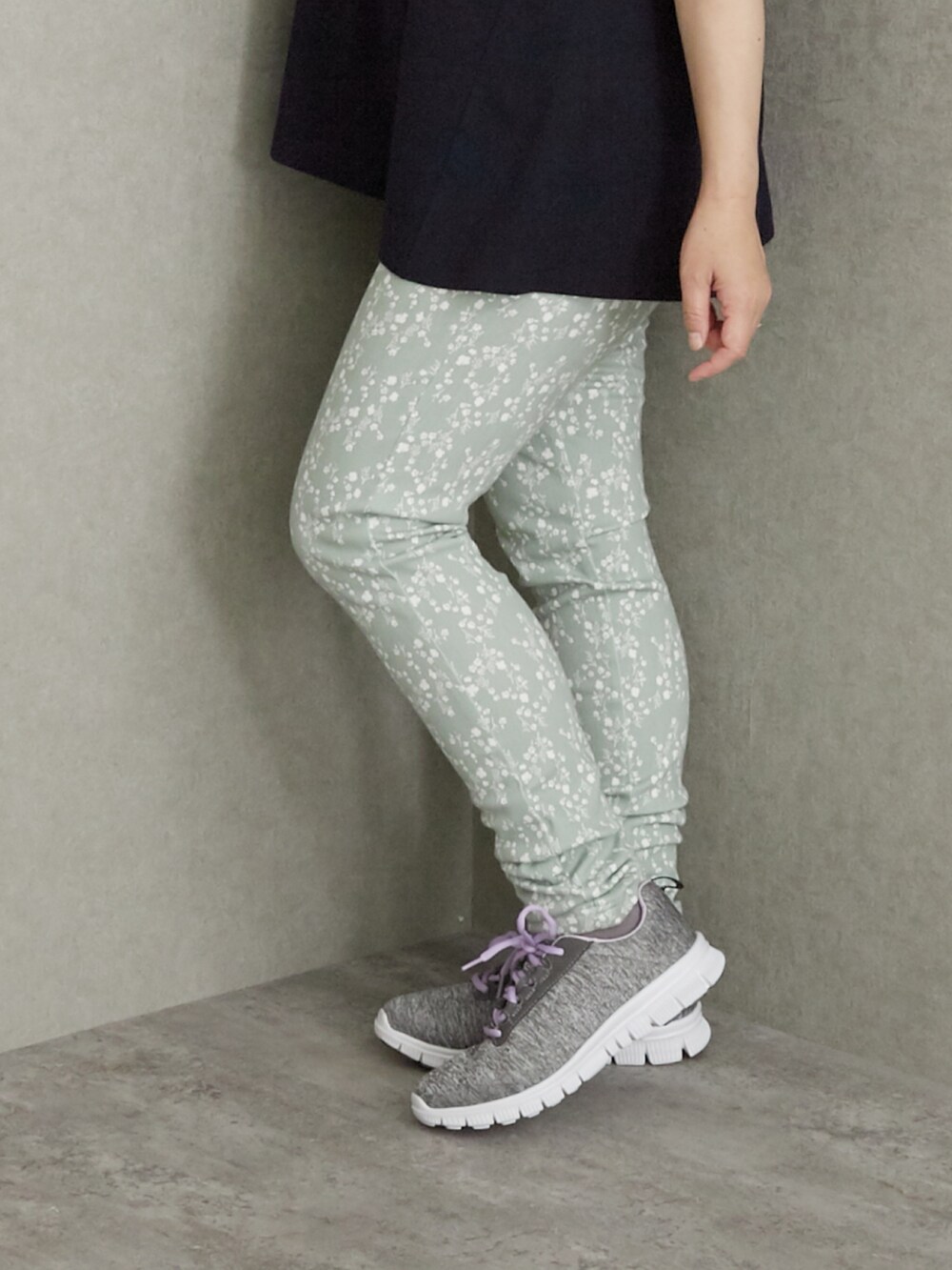 ブルー系のTシャツ/カットソー、ブルー系のスニーカー、グリーン系のパンツを着用したレディースの夏コーディネートの3枚目の写真