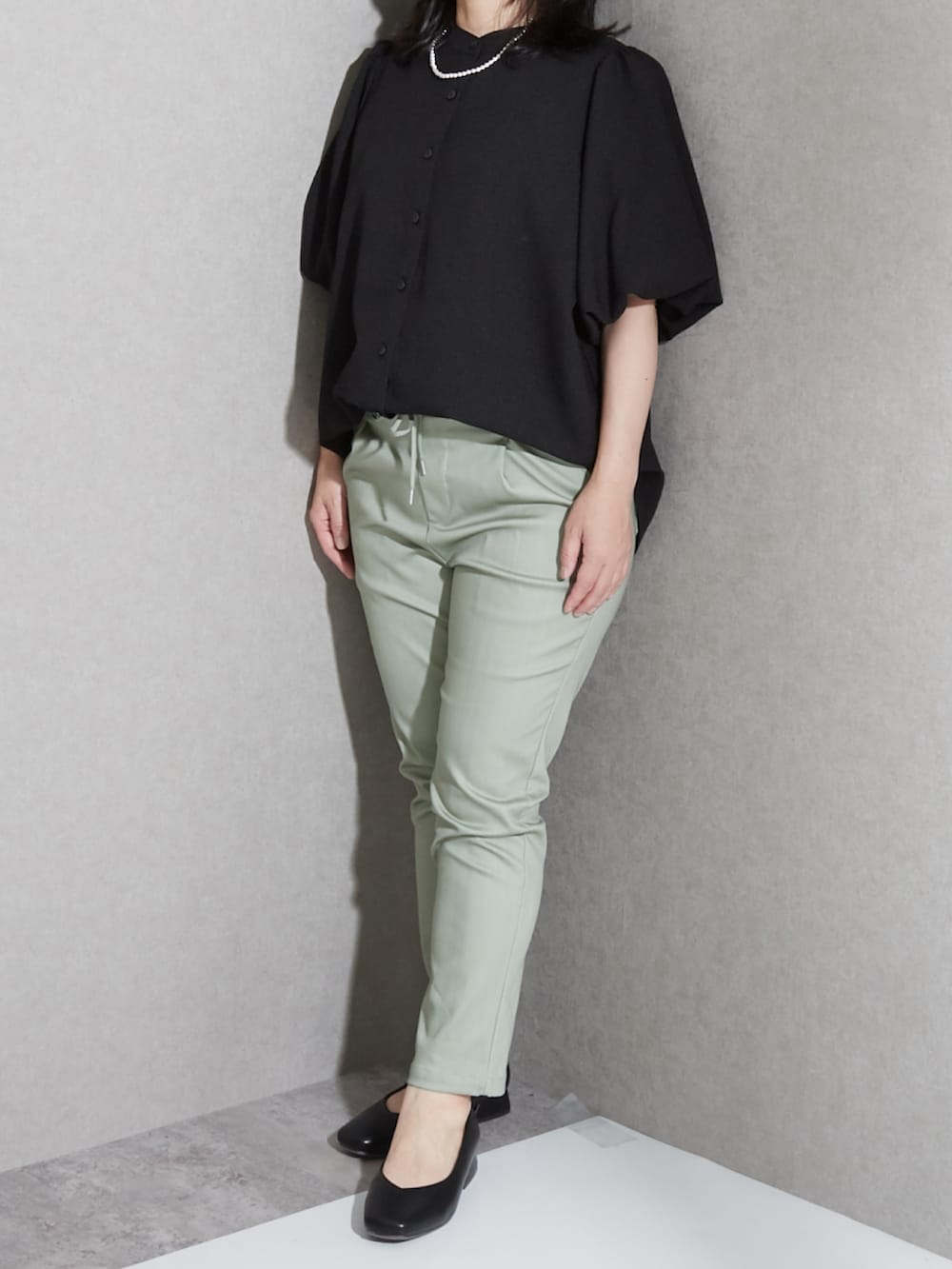 ブラック系のパンプス、ブラック系のシャツ/ブラウス、グリーン系のその他パンツを着用したレディースの夏コーディネートの2枚目の写真