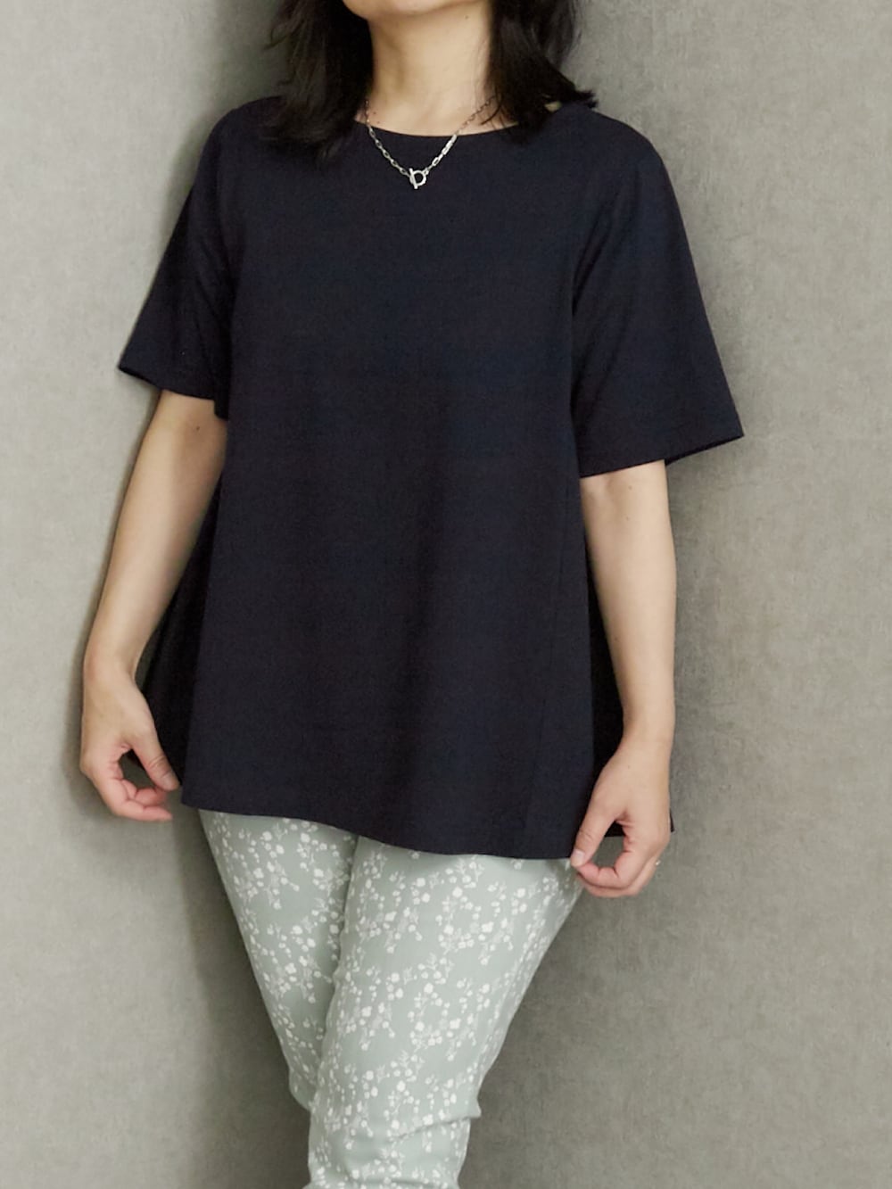 ブルー系のTシャツ/カットソー、ブルー系のスニーカー、グリーン系のパンツを着用したレディースの夏コーディネートの2枚目の写真