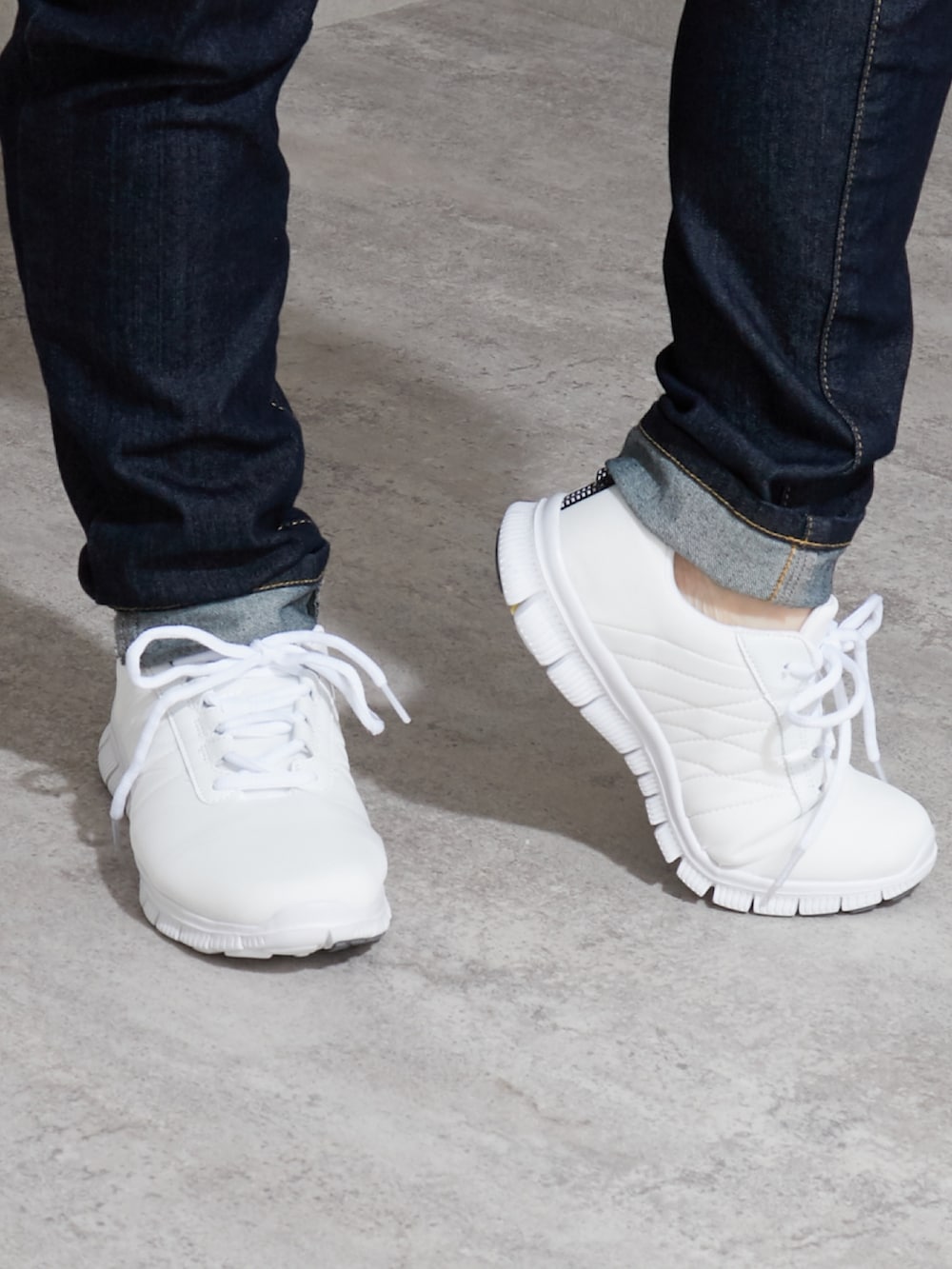 グレー系のスニーカー、ブルー系のデニムパンツ、ブルー系のニット/セーターを着用したレディースの夏コーディネートの2枚目の写真