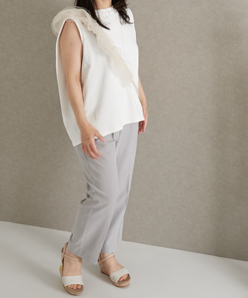 グレー系のパンツ、ベージュ系のサンダル、ホワイト系のTシャツ/カットソーを着用したレディースの夏コーディネートの3枚目の写真