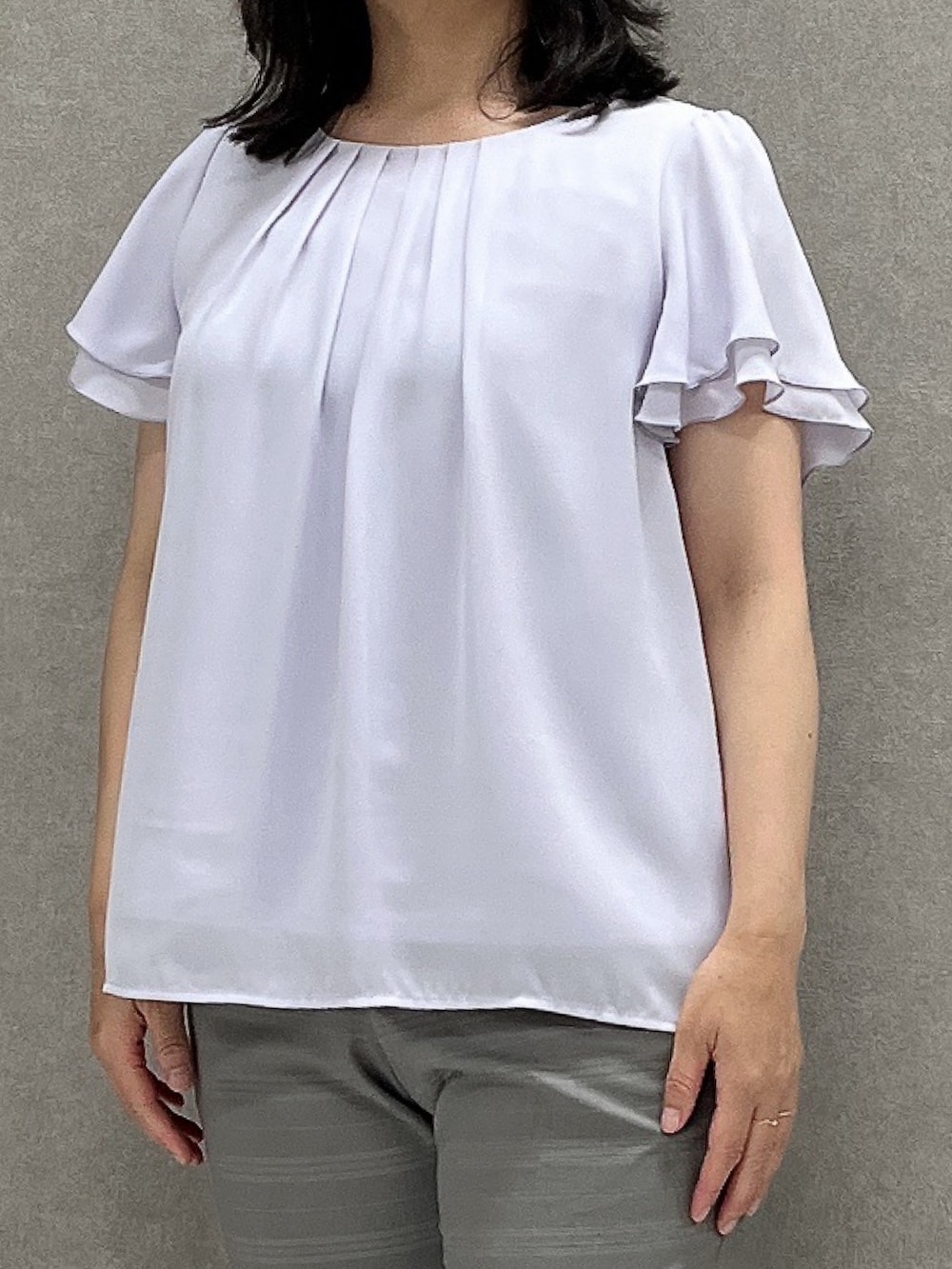 「夏コーデ、レディースファッション、レギュラー、150cm台コーデ、働く服、夏スーツ、スタッフ、スーツスタイル、ビジネスバッグ」｜「nissenの【カットソー裏地付】ジョーゼットフレアブラウス（シャツ/ブラウス、パープル系）」を使った、Mirandaさん（レディース・152cm）の夏コーディネートの3枚目の写真