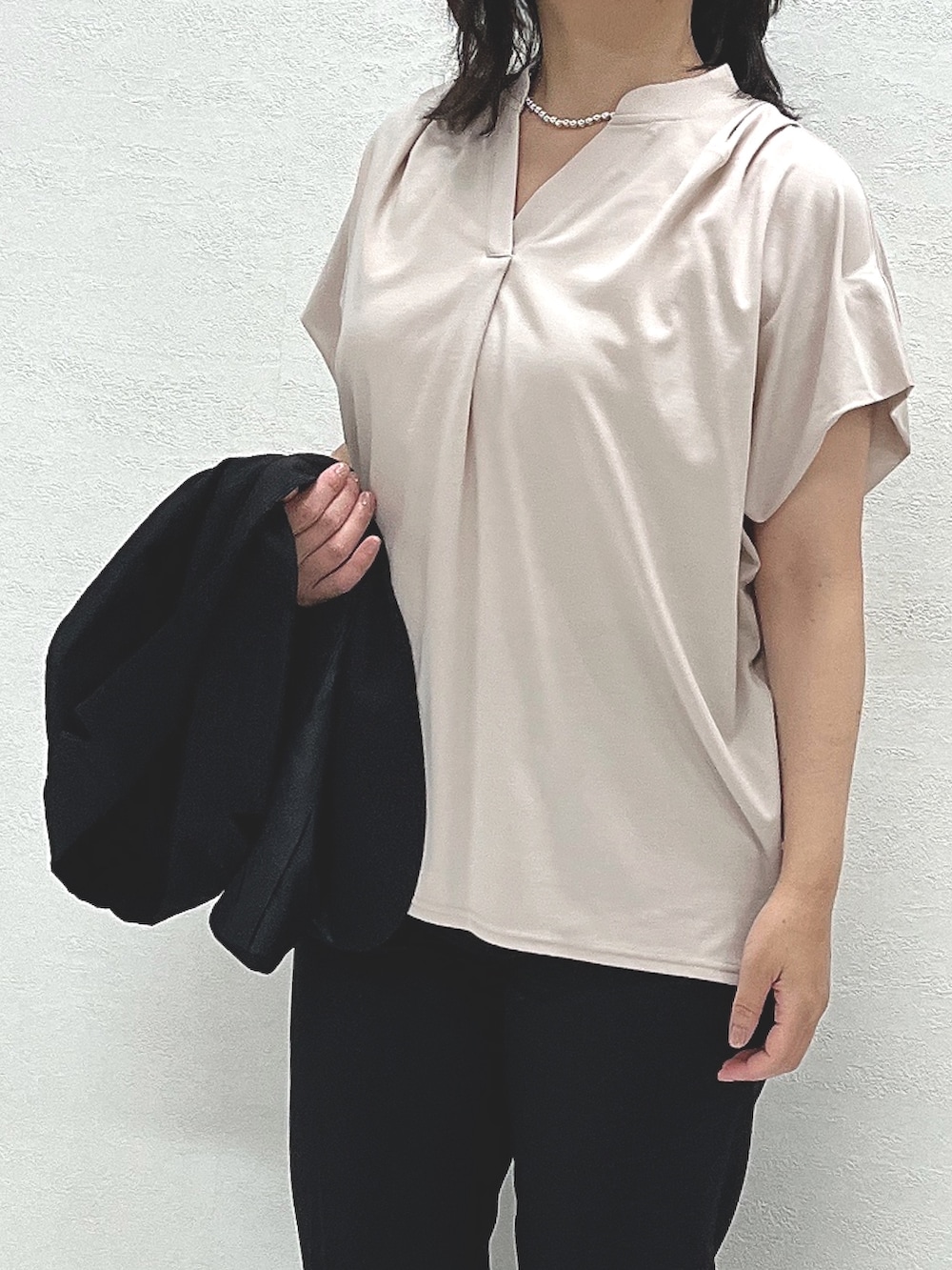 ベージュ系のTシャツ/カットソー、ブラック系のスーツセット、ベージュ系のパンプスを着用したレディースの夏コーディネートの2枚目の写真