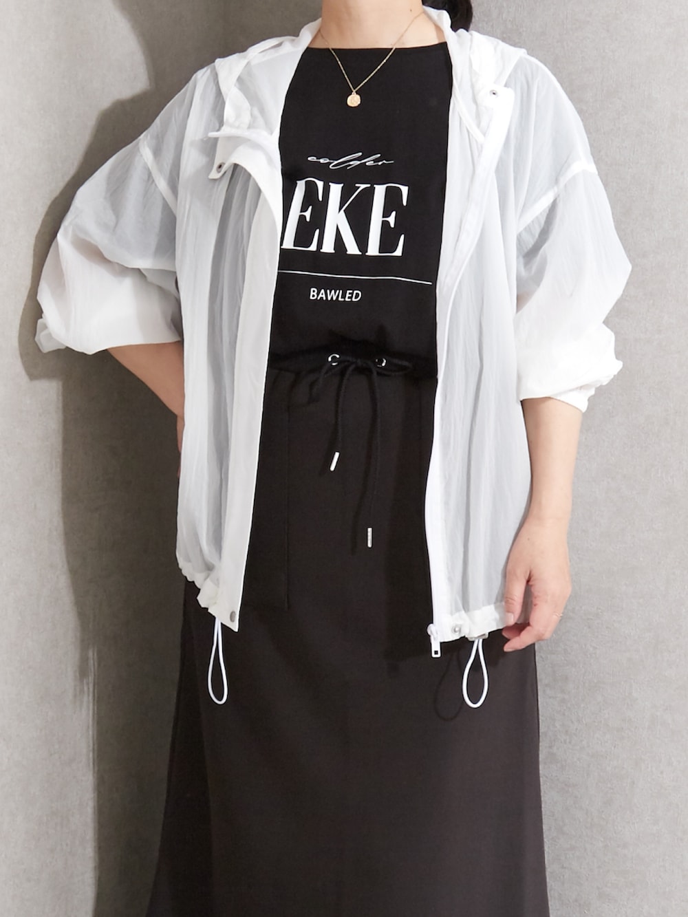 「レディースファッション、スタッフ、レギュラー、低身長コーデ、モノトーン」｜「nissenのクルーネックロゴプリントTシャツ（Tシャツ/カットソー、ブラック系）」を使った、Mirandaさん（レディース・152cm）の夏コーディネートの2枚目の写真