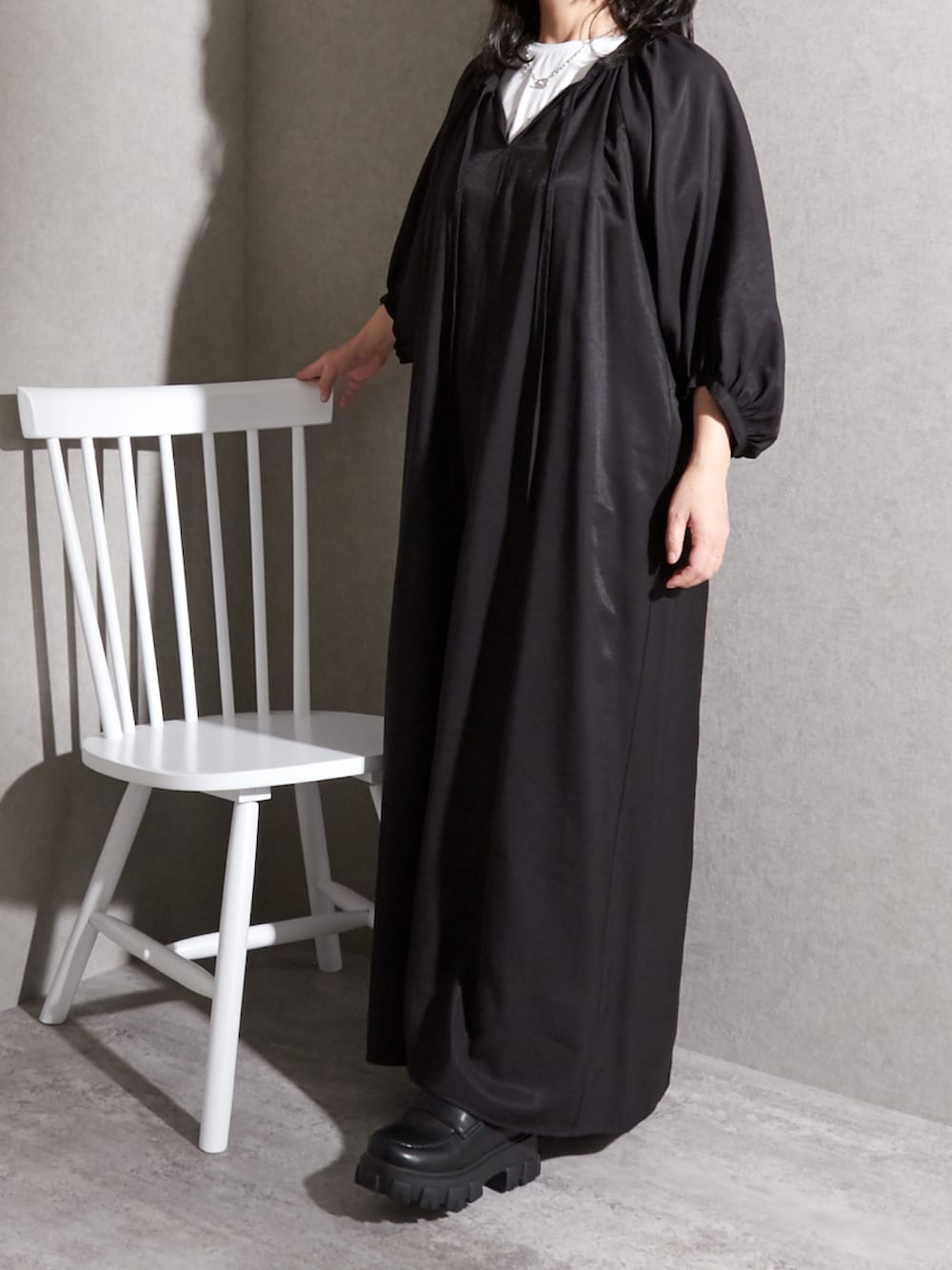 ブラック系のカーディガン/ボレロ、ブラック系のワンピース、ブラック系のローファーを着用したレディースの夏コーディネートの2枚目の写真