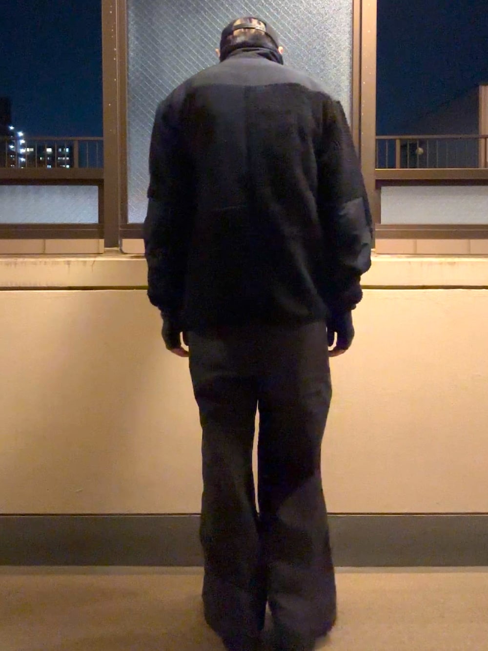 ブラック系のその他アウター、ブラック系のダウンベスト、ブラック系のデニムパンツを着用したメンズの冬コーディネートの3枚目の写真