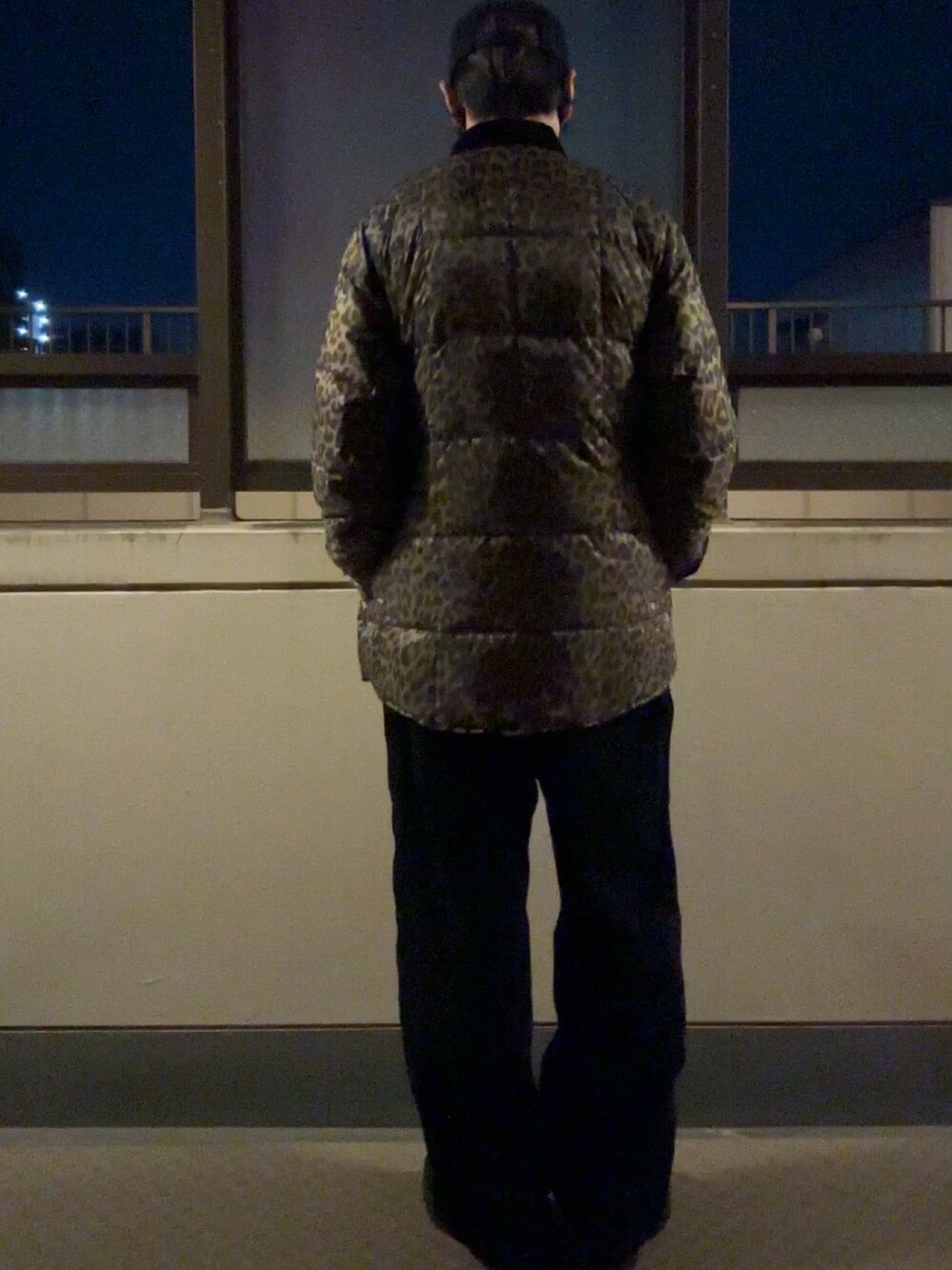 その他のその他アウター、ブラック系のその他パンツ、ブラック系のローファーを着用したメンズの春コーディネートの3枚目の写真