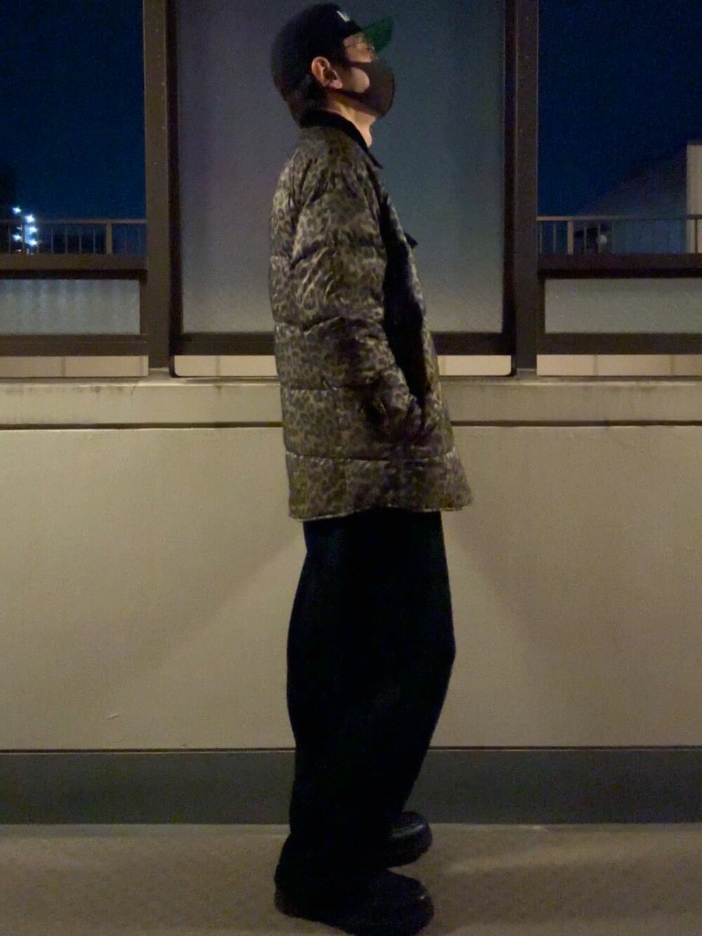 その他のその他アウター、ブラック系のその他パンツ、ブラック系のローファーを着用したメンズの春コーディネートの2枚目の写真