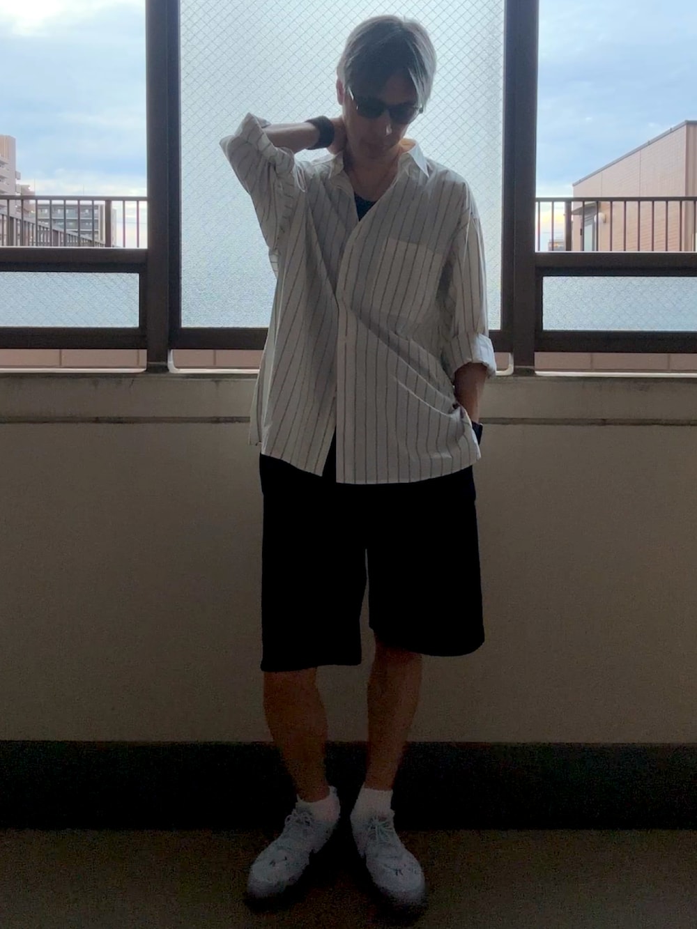 ブラック系のタンクトップ、ホワイト系のシャツ/ブラウス、ブラック系のスウェットパンツを着用したメンズの秋コーディネートの2枚目の写真