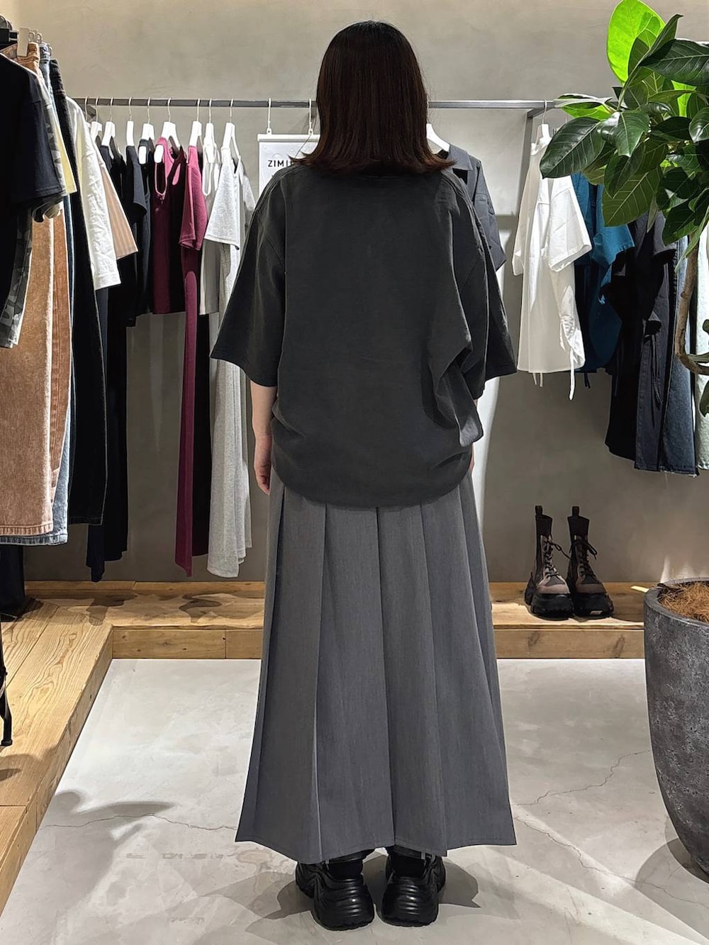 ブラック系のサンダル、グレー系のスカート、シルバー系のネックレスを着用したレディースの春コーディネートの5枚目の写真