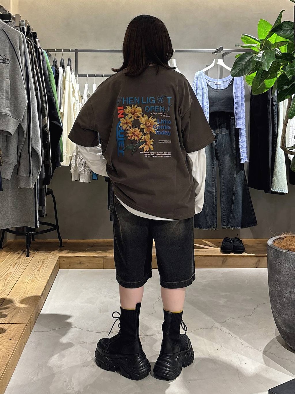 ブラック系のブーツ、ホワイト系のTシャツ/カットソー、ブラウン系のTシャツ/カットソーを着用したレディースの春コーディネートの5枚目の写真