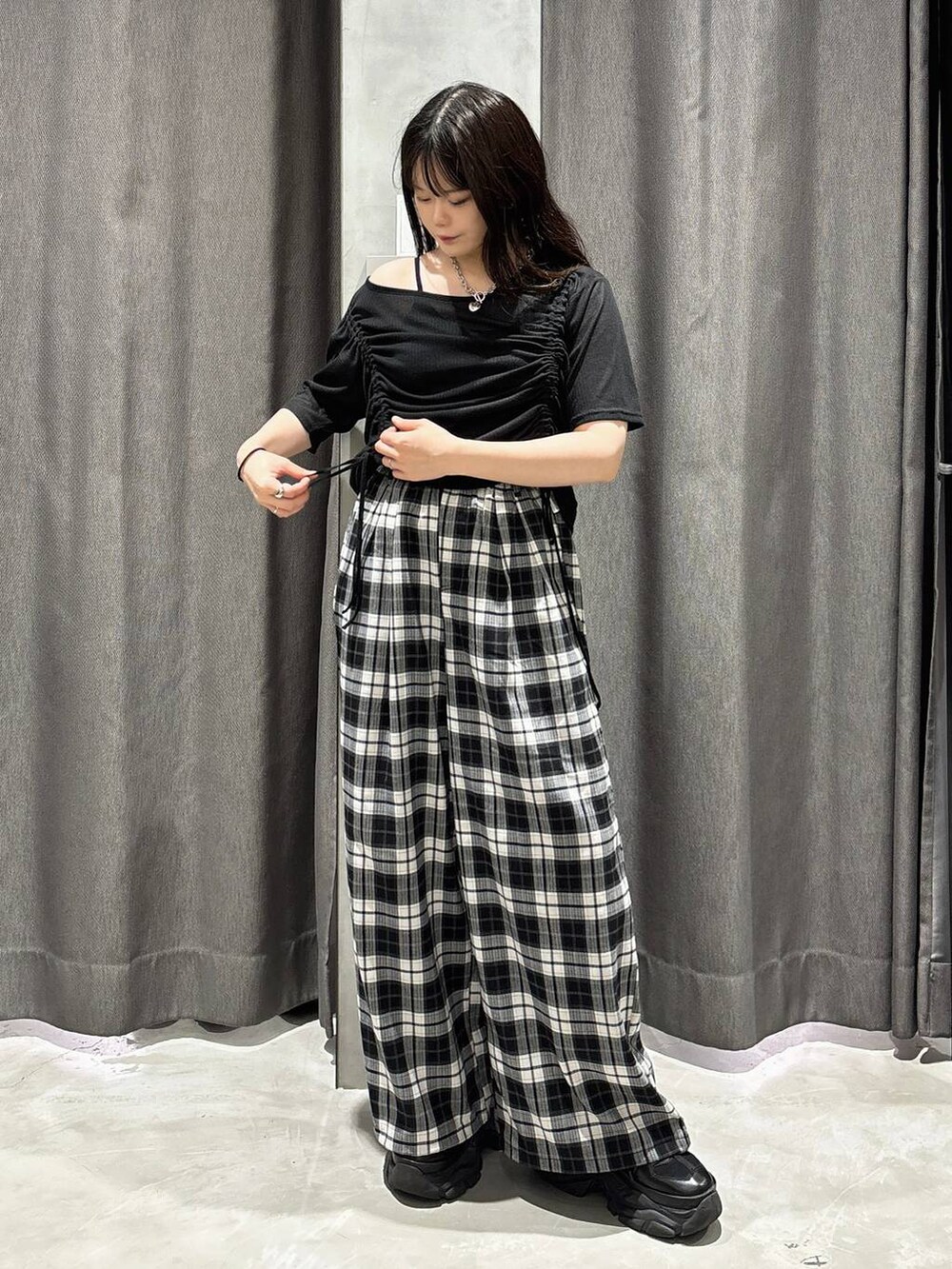 ブラック系のスニーカー、ブラック系のキャミソール、ブラック系のTシャツ/カットソーを着用したレディースの秋コーディネートの2枚目の写真