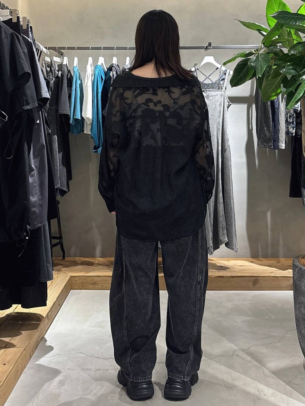 ブラック系のシャツ/ブラウス、ブラック系のスニーカー、グレー系のキャミソールを着用したレディースの夏コーディネートの6枚目の写真