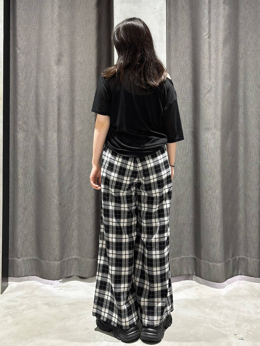 ブラック系のスニーカー、ブラック系のキャミソール、ブラック系のTシャツ/カットソーを着用したレディースの秋コーディネートの4枚目の写真
