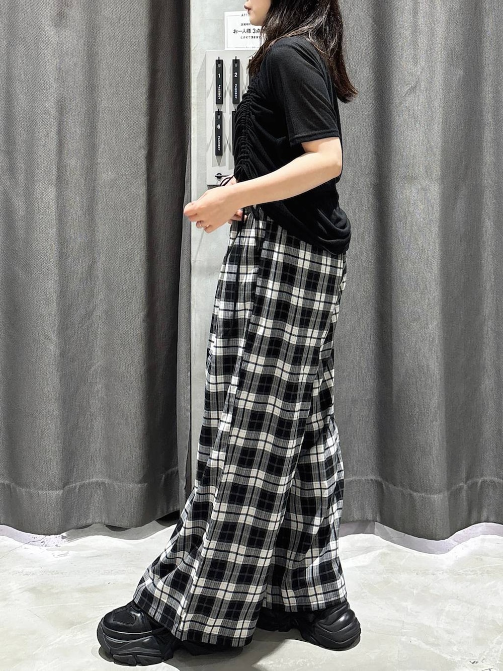 ブラック系のスニーカー、ブラック系のキャミソール、ブラック系のTシャツ/カットソーを着用したレディースの秋コーディネートの3枚目の写真