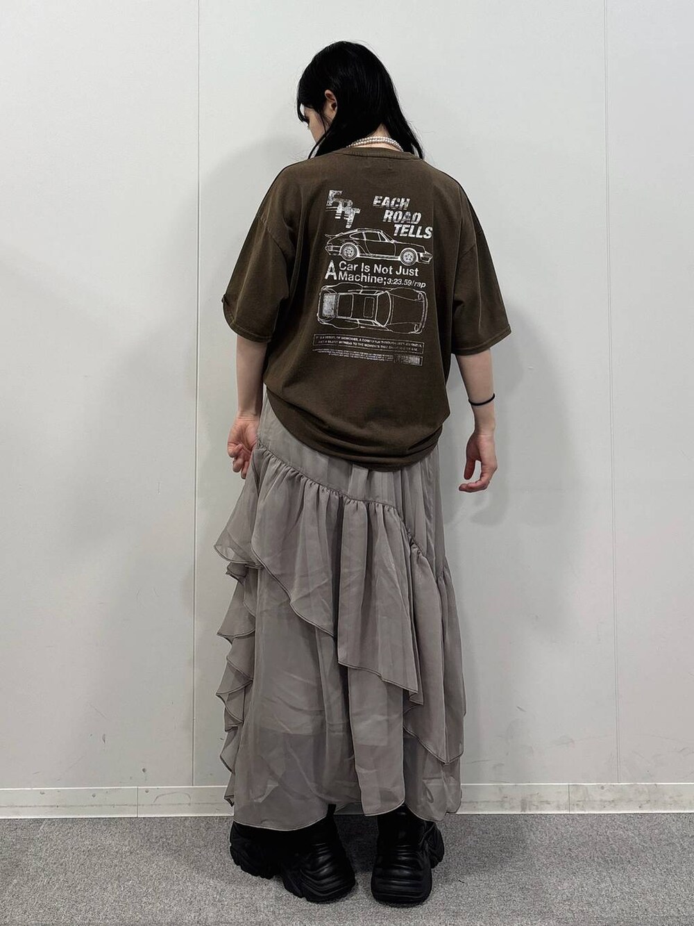 グレー系のスカート、ブラウン系のTシャツ/カットソーを着用したレディースの夏コーディネートの4枚目の写真