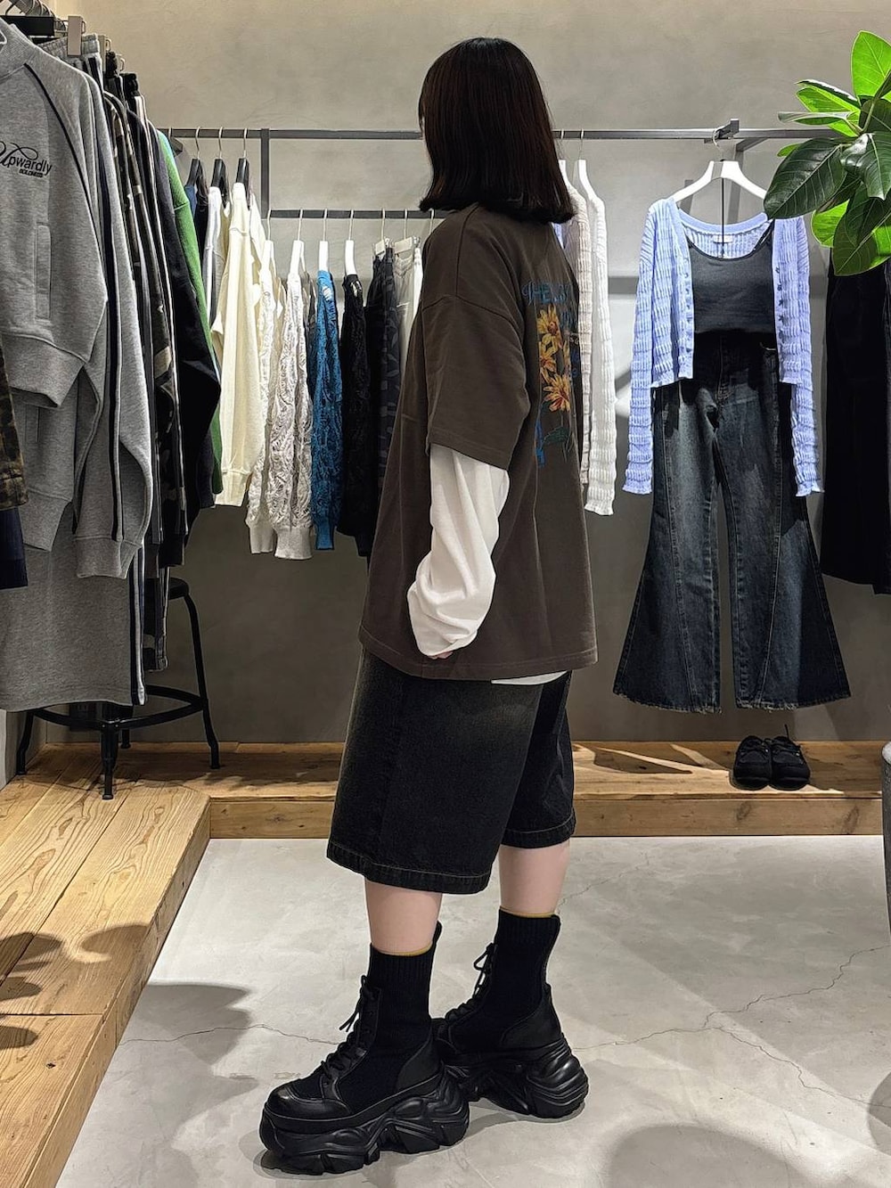 ブラック系のブーツ、ホワイト系のTシャツ/カットソー、ブラウン系のTシャツ/カットソーを着用したレディースの春コーディネートの4枚目の写真