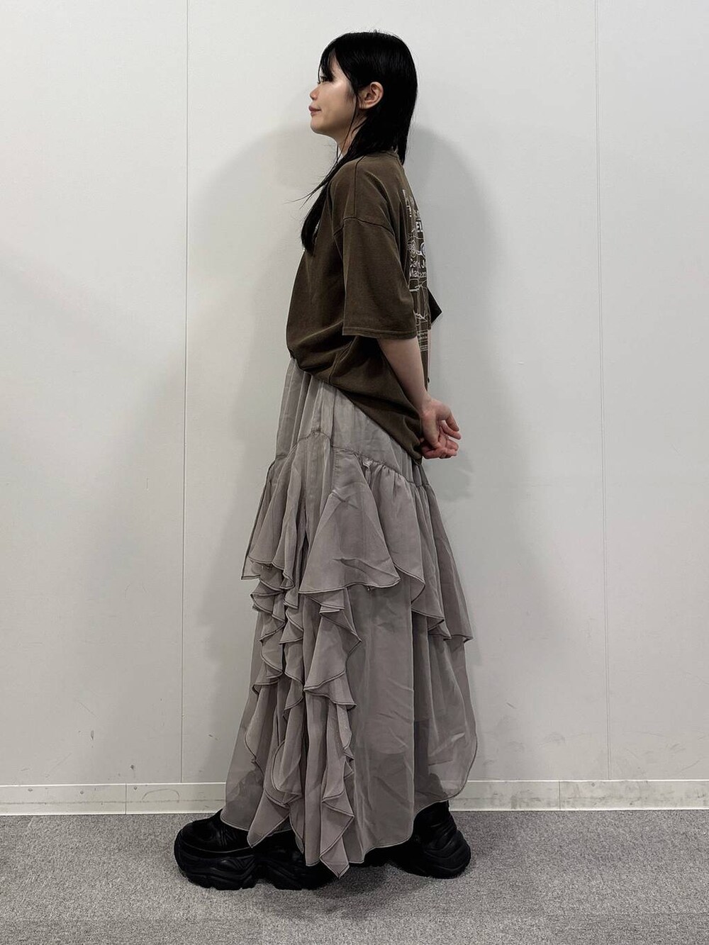 グレー系のスカート、ブラウン系のTシャツ/カットソーを着用したレディースの夏コーディネートの3枚目の写真