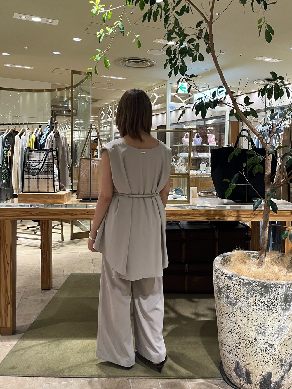 ベージュ系のシャツ/ブラウス、ベージュ系のその他パンツ、ブラウン系のサンダルを着用したレディースの夏コーディネートの3枚目の写真