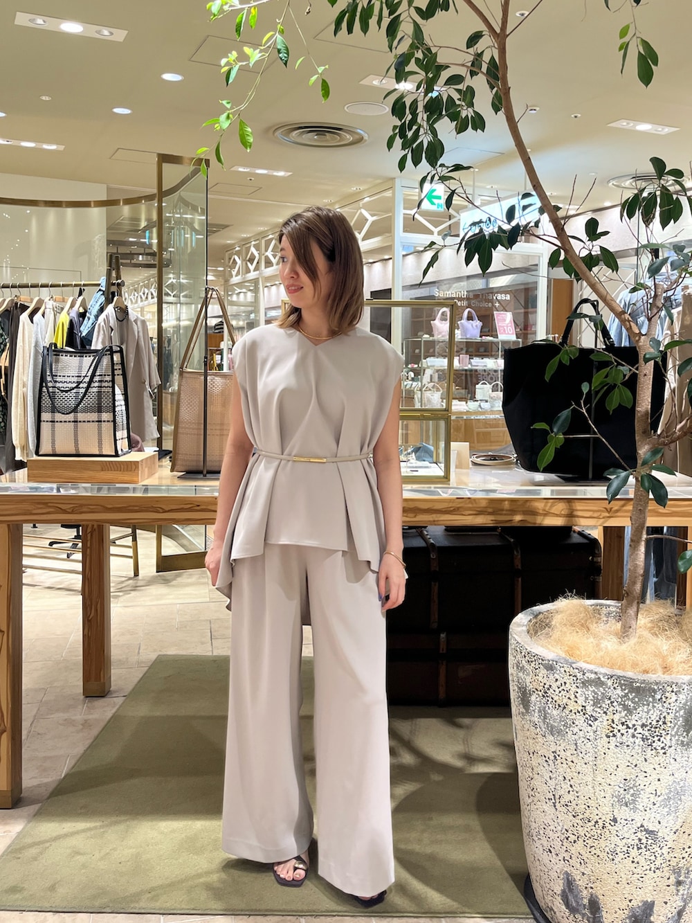 ベージュ系のシャツ/ブラウス、ベージュ系のその他パンツ、ブラウン系のサンダルを着用したレディースの夏コーディネートの2枚目の写真
