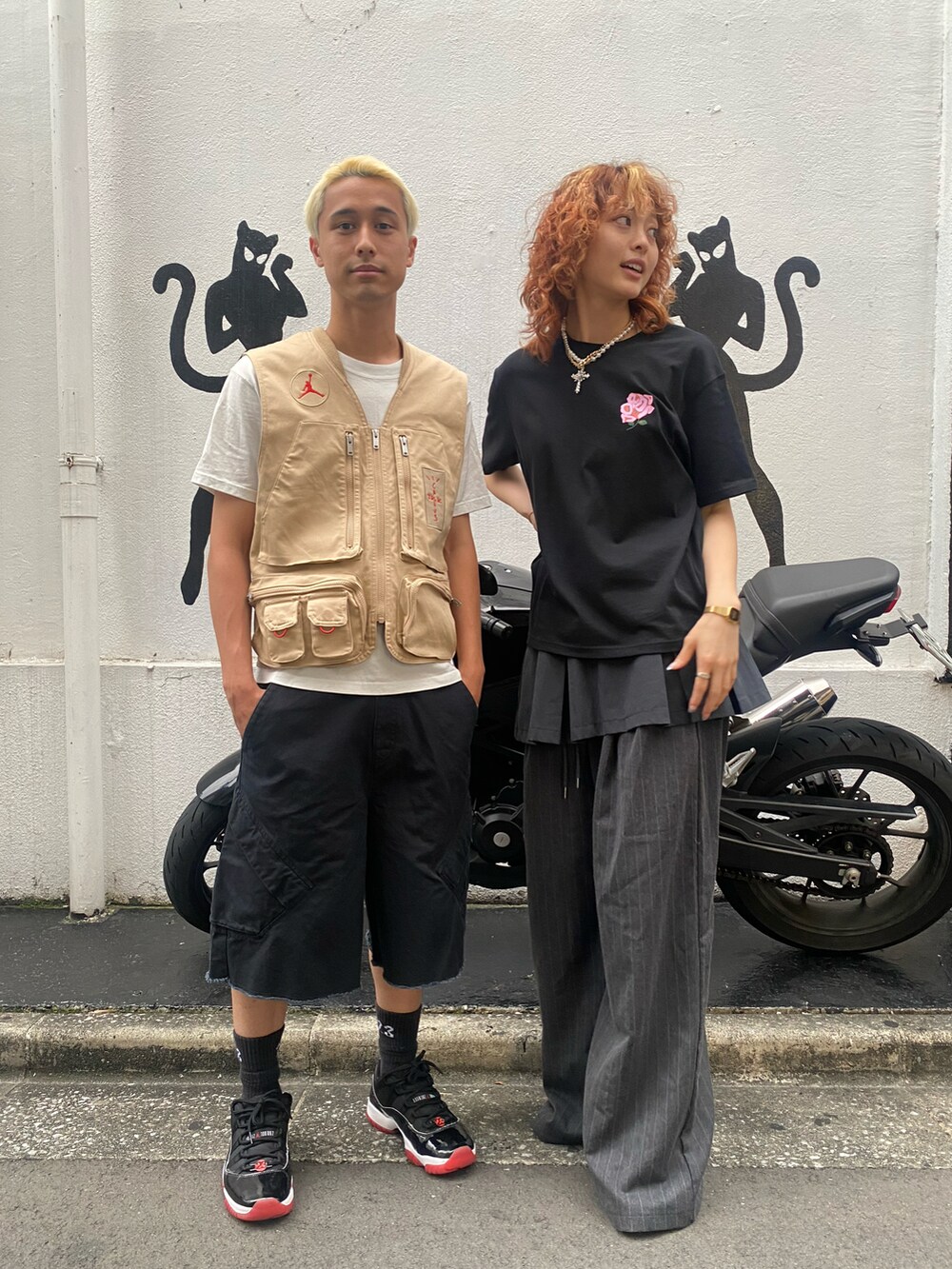 ブラック系のTシャツ/カットソー、ベージュ系のその他パンツ、ブラック系のスカートを着用したレディースの夏コーディネートの2枚目の写真