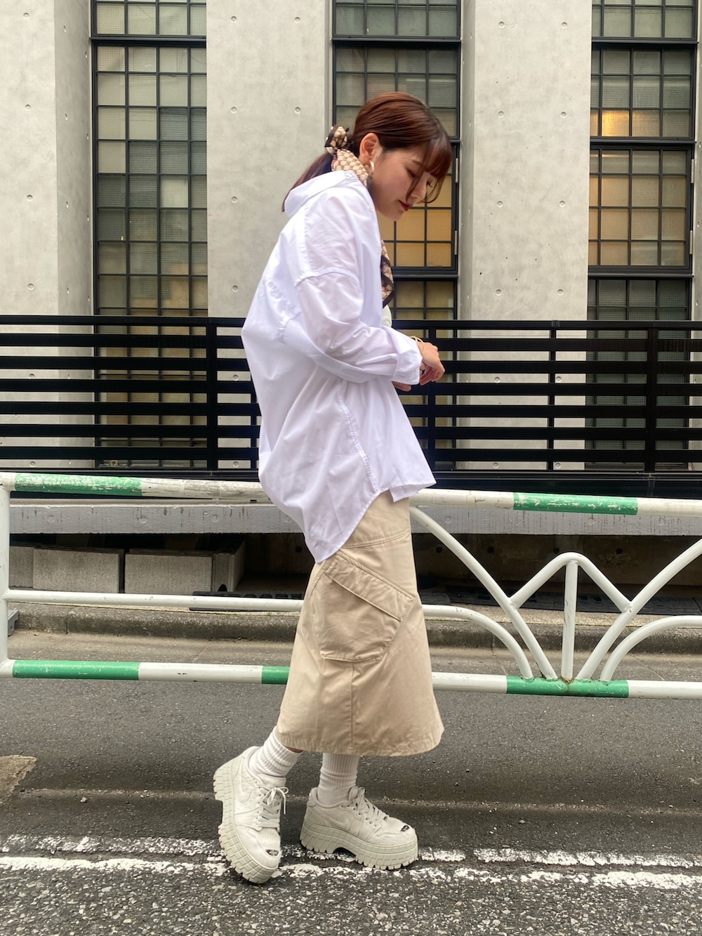 ベージュ系のスカートを着用したレディースの夏コーディネートの2枚目の写真