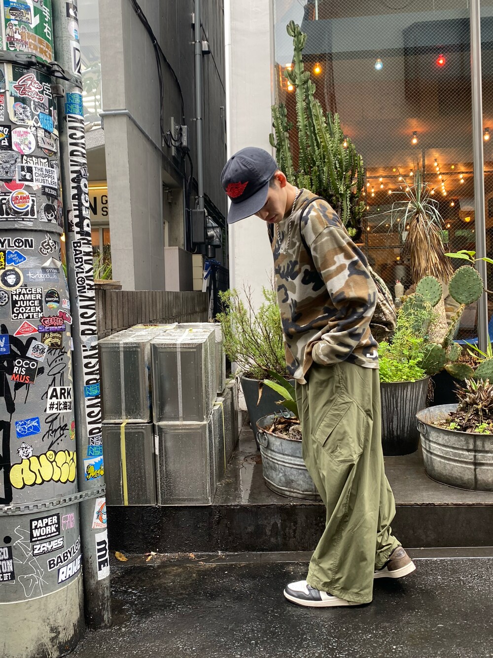 グリーン系のその他パンツを着用したメンズの春コーディネートの2枚目の写真