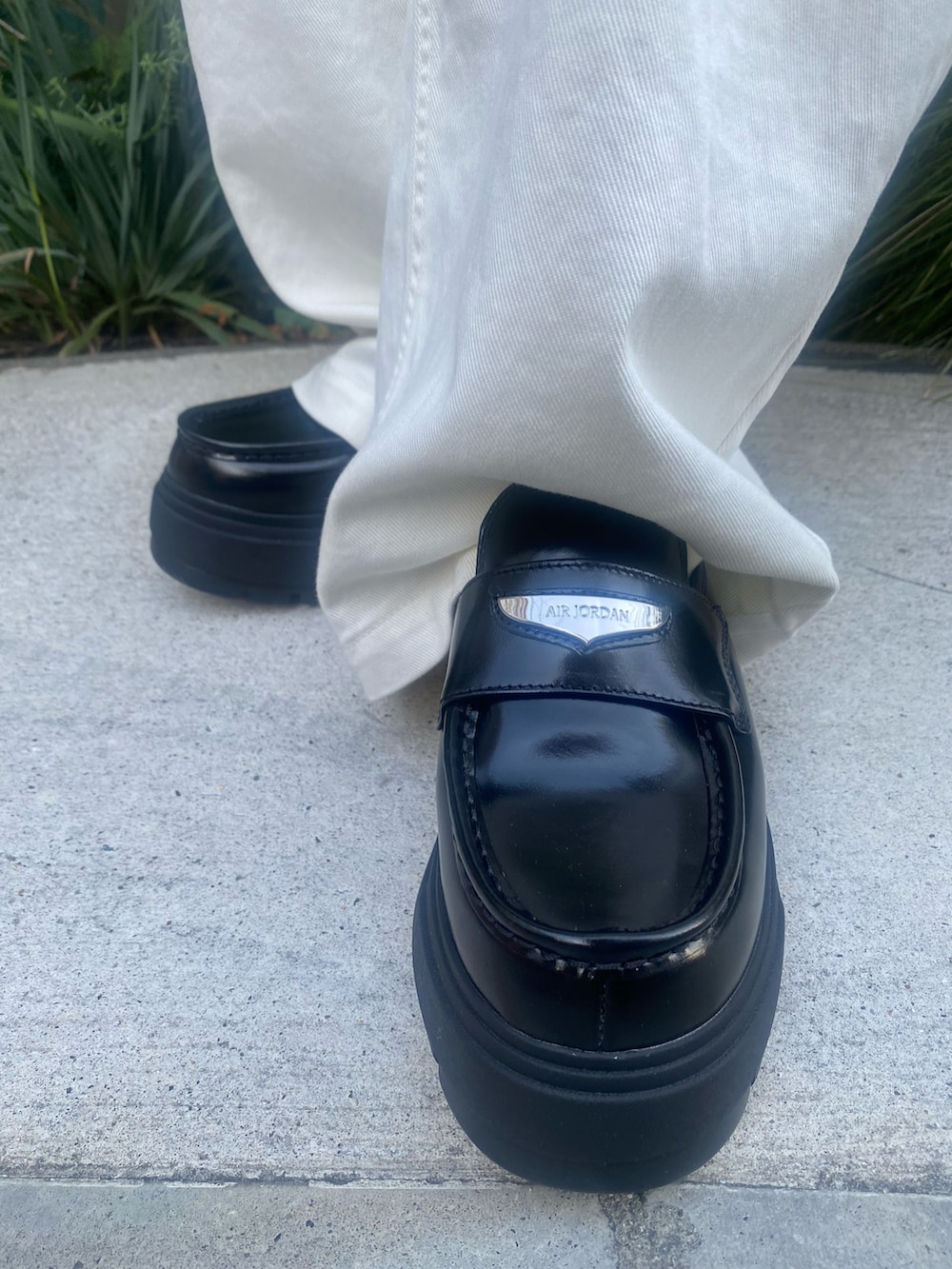 ブラック系のタンクトップ、オレンジ系のその他トップス、ホワイト系のパンツを着用したレディースの秋コーディネートの4枚目の写真