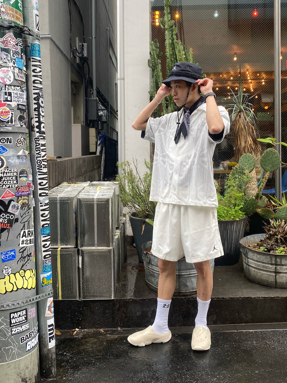 ホワイト系のサンダル、ベージュ系のその他パンツ、ベージュ系のシャツ/ブラウスを着用したメンズの春コーディネートの3枚目の写真