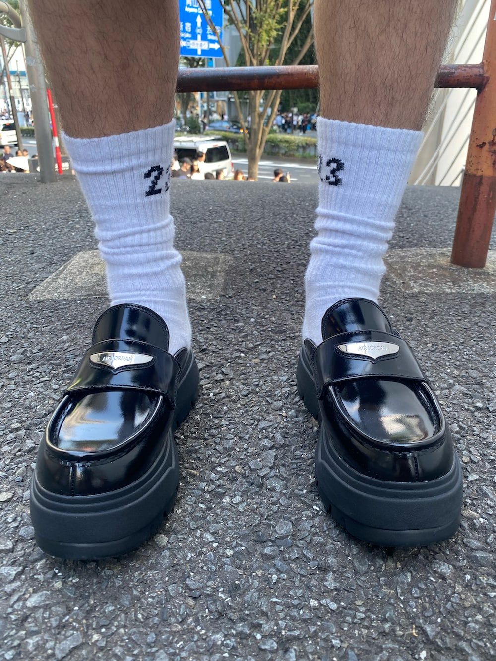 ブラック系のTシャツ/カットソー、ブラック系のパンツ、ブラック系のシューズを着用したメンズの秋コーディネートの4枚目の写真