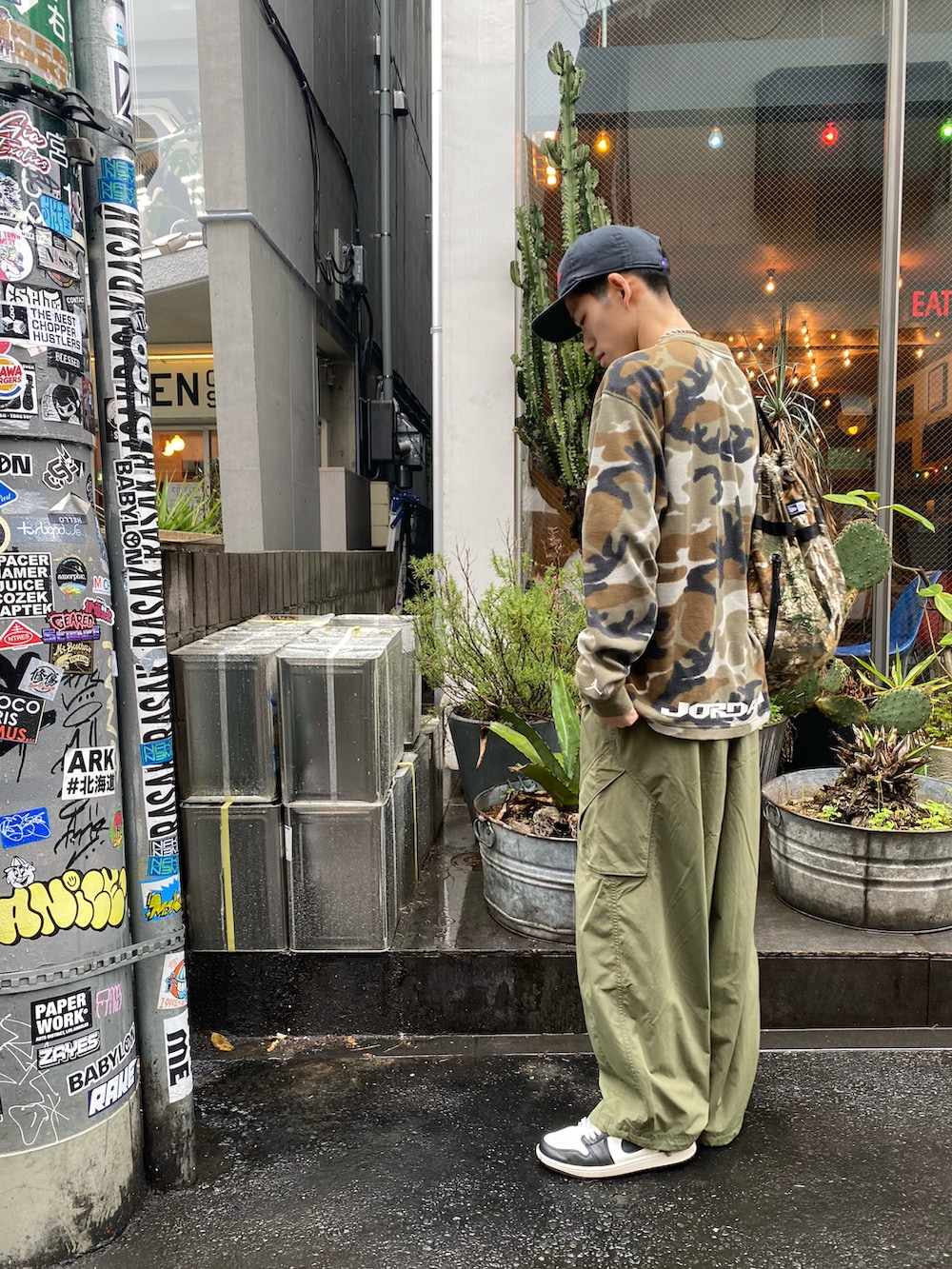 グリーン系のその他パンツを着用したメンズの春コーディネートの3枚目の写真