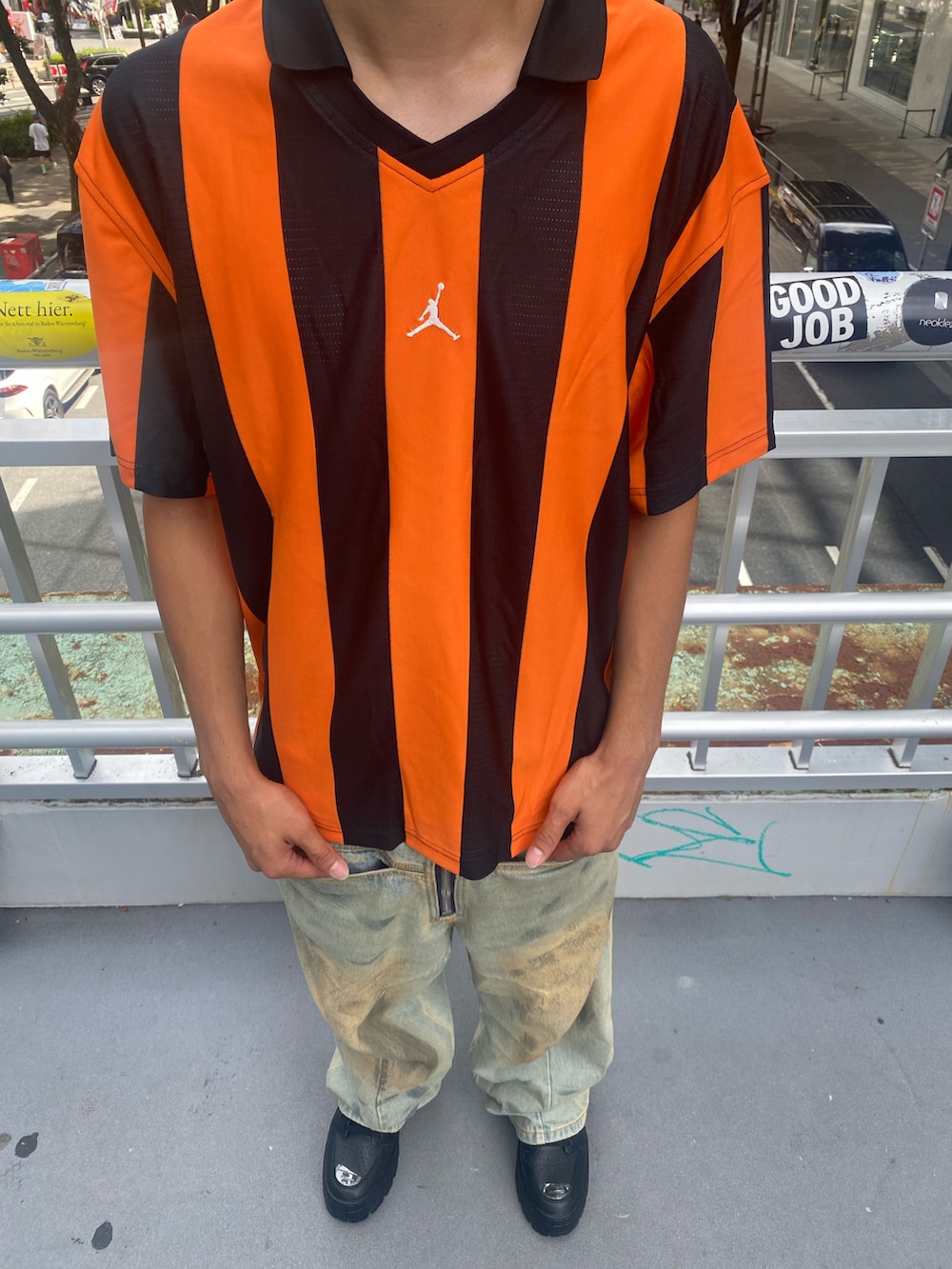 ブラック系のTシャツ/カットソー、ブラック系のスニーカーを着用したメンズの夏コーディネートの3枚目の写真