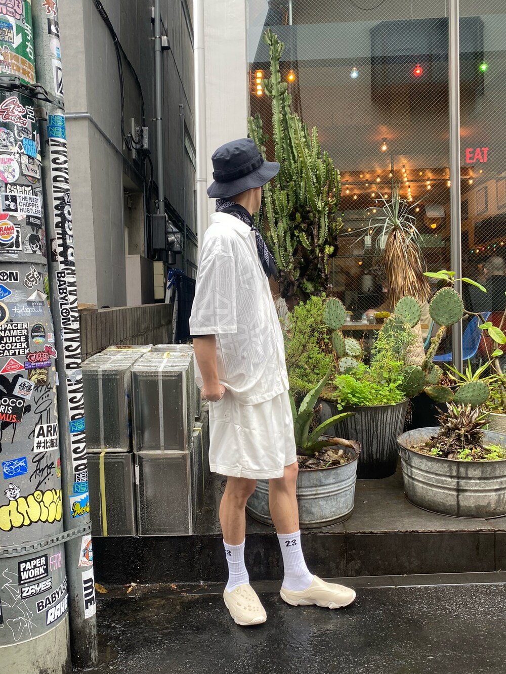 ホワイト系のサンダル、ベージュ系のその他パンツ、ベージュ系のシャツ/ブラウスを着用したメンズの春コーディネートの2枚目の写真