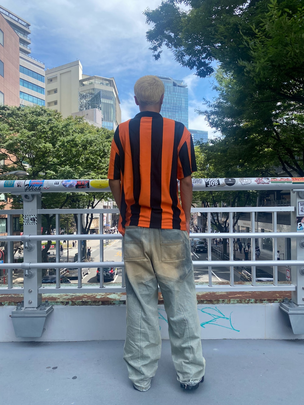 ブラック系のTシャツ/カットソー、ブラック系のスニーカーを着用したメンズの夏コーディネートの2枚目の写真