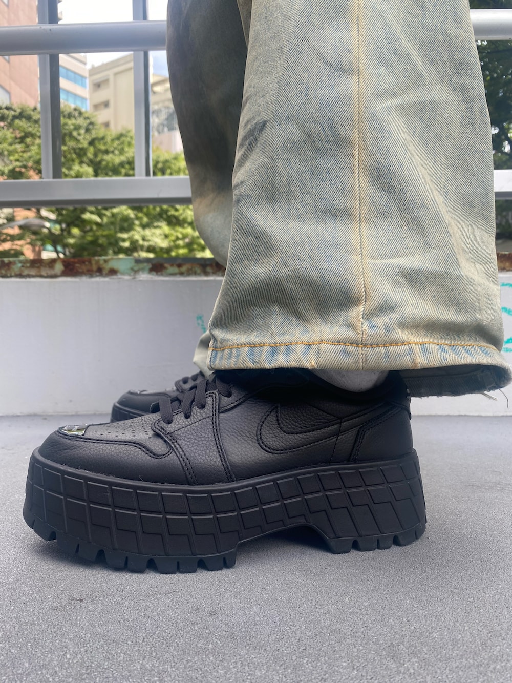 ブラック系のTシャツ/カットソー、ブラック系のスニーカーを着用したメンズの夏コーディネートの4枚目の写真