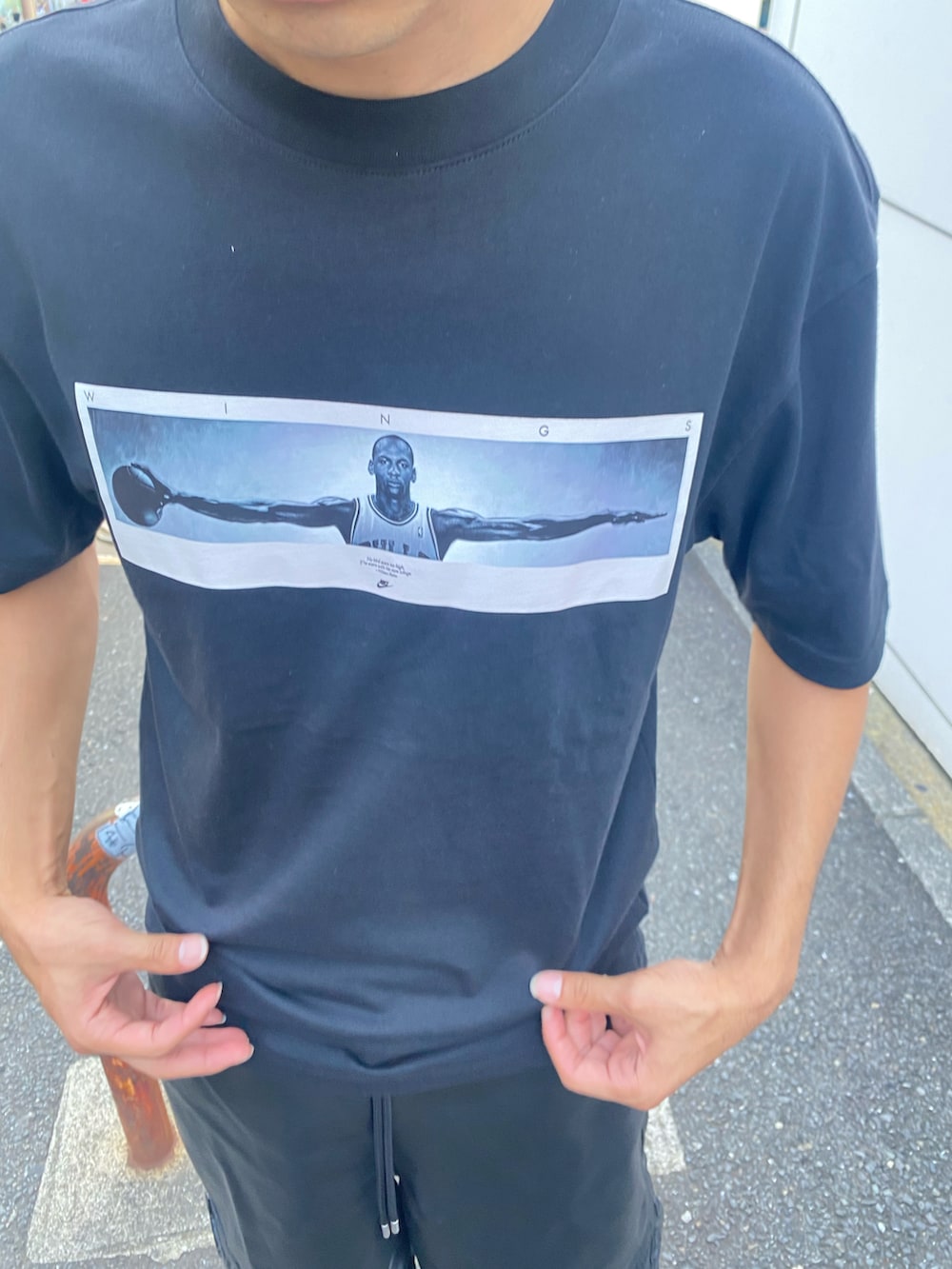 ブラック系のTシャツ/カットソー、ブラック系のパンツ、ブラック系のシューズを着用したメンズの秋コーディネートの3枚目の写真