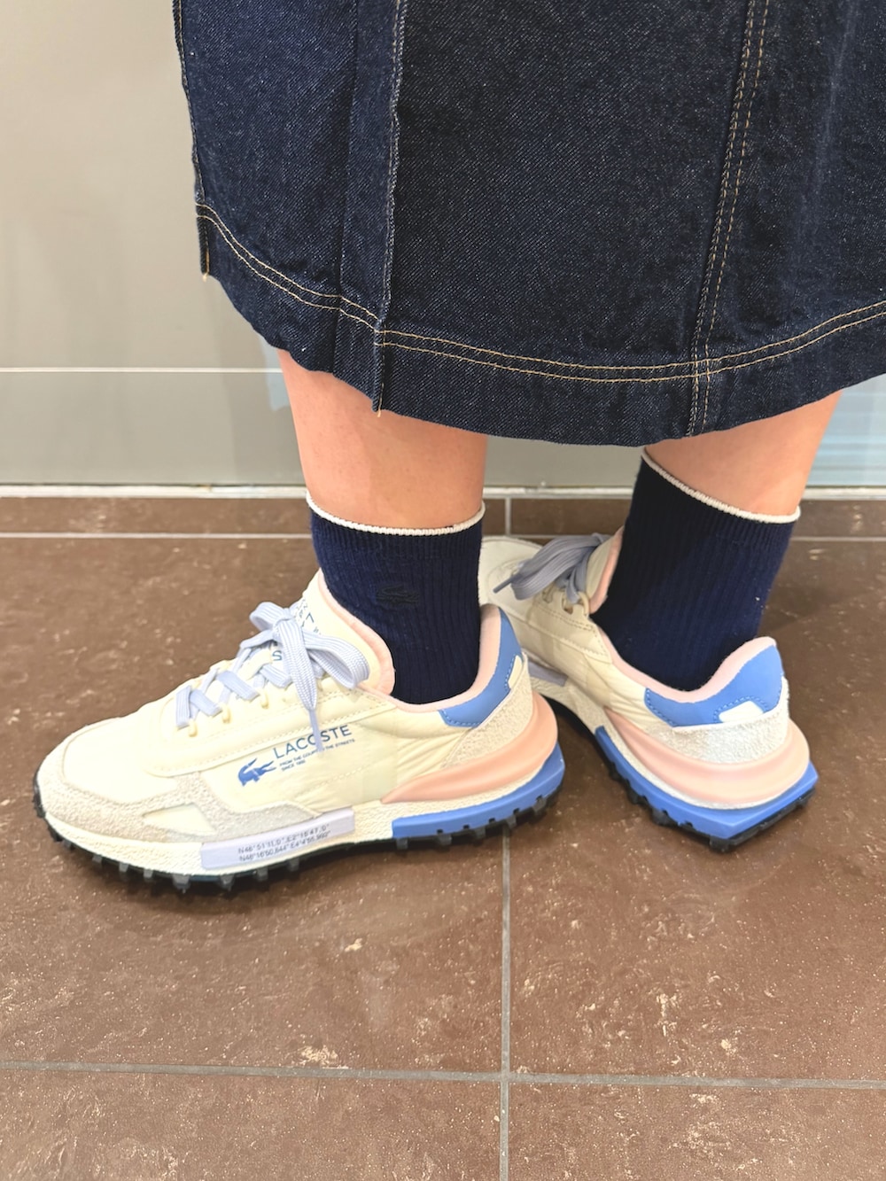 ブルー系のパーカー、ブルー系のシャツ/ブラウス、ブルー系のデニムスカートを着用したレディースの冬コーディネートの8枚目の写真