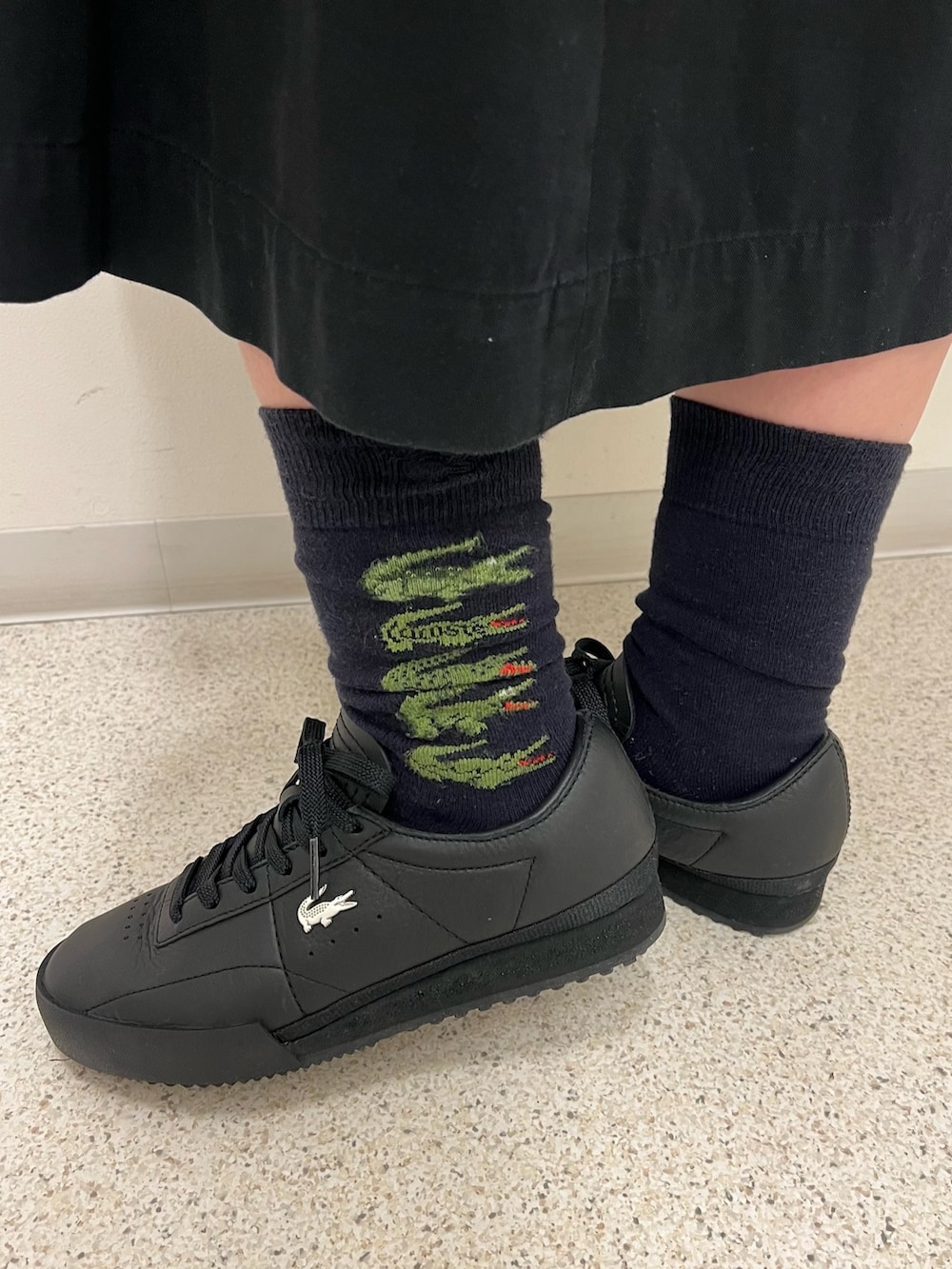 ブルー系のショルダーバッグ、ブルー系のカーディガン/ボレロ、ブルー系のTシャツ/カットソーを着用したレディースの秋コーディネートの5枚目の写真