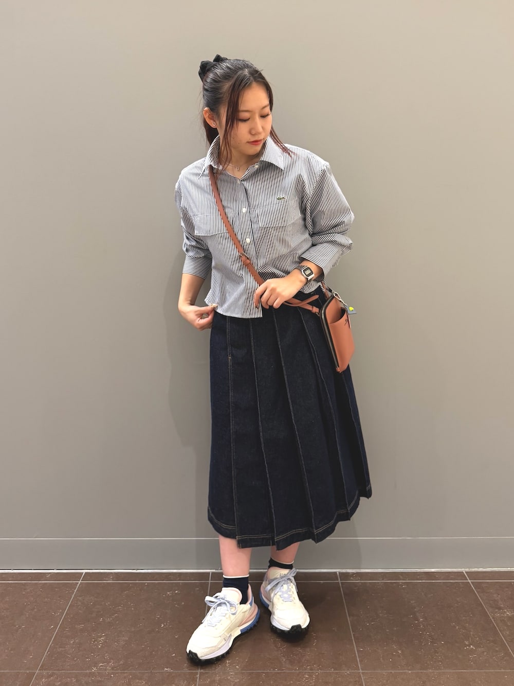 ブルー系のパーカー、ブルー系のシャツ/ブラウス、ブルー系のデニムスカートを着用したレディースの冬コーディネートの3枚目の写真