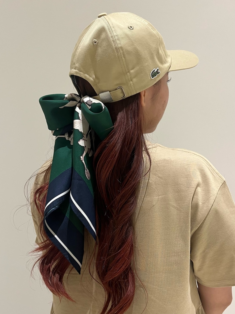 ホワイト系のスニーカー、ベージュ系のワンピース、ブルー系のトートバッグを着用したレディースの夏コーディネートの4枚目の写真