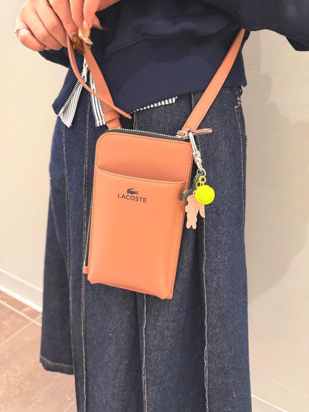 ブルー系のパーカー、ブルー系のシャツ/ブラウス、ブルー系のデニムスカートを着用したレディースの冬コーディネートの7枚目の写真