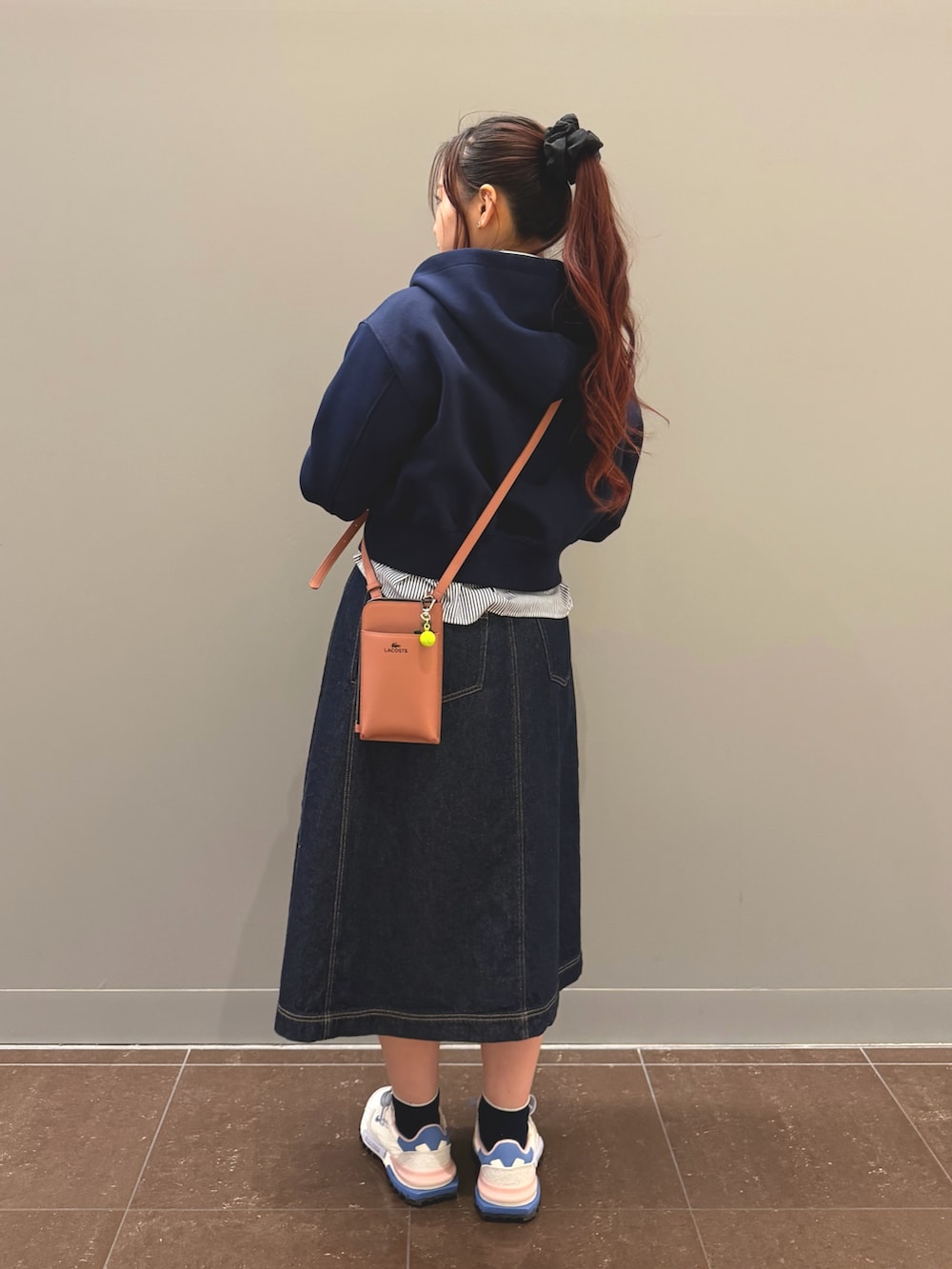 ブルー系のパーカー、ブルー系のシャツ/ブラウス、ブルー系のデニムスカートを着用したレディースの冬コーディネートの4枚目の写真