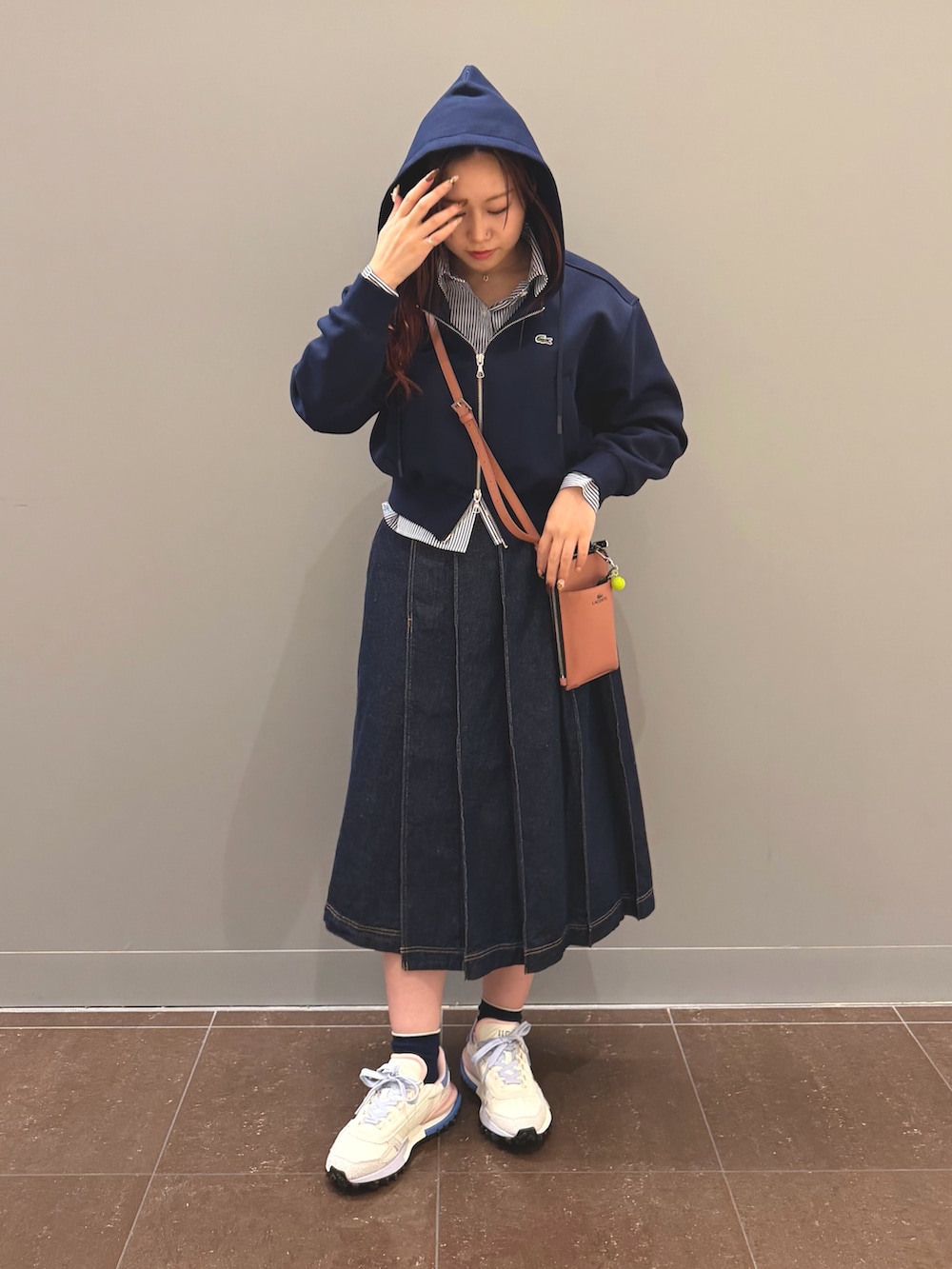 ブルー系のパーカー、ブルー系のシャツ/ブラウス、ブルー系のデニムスカートを着用したレディースの冬コーディネートの2枚目の写真