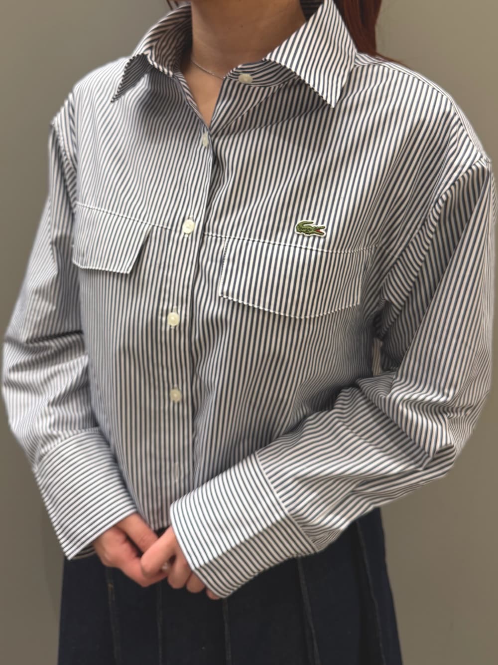 ブルー系のパーカー、ブルー系のシャツ/ブラウス、ブルー系のデニムスカートを着用したレディースの冬コーディネートの6枚目の写真