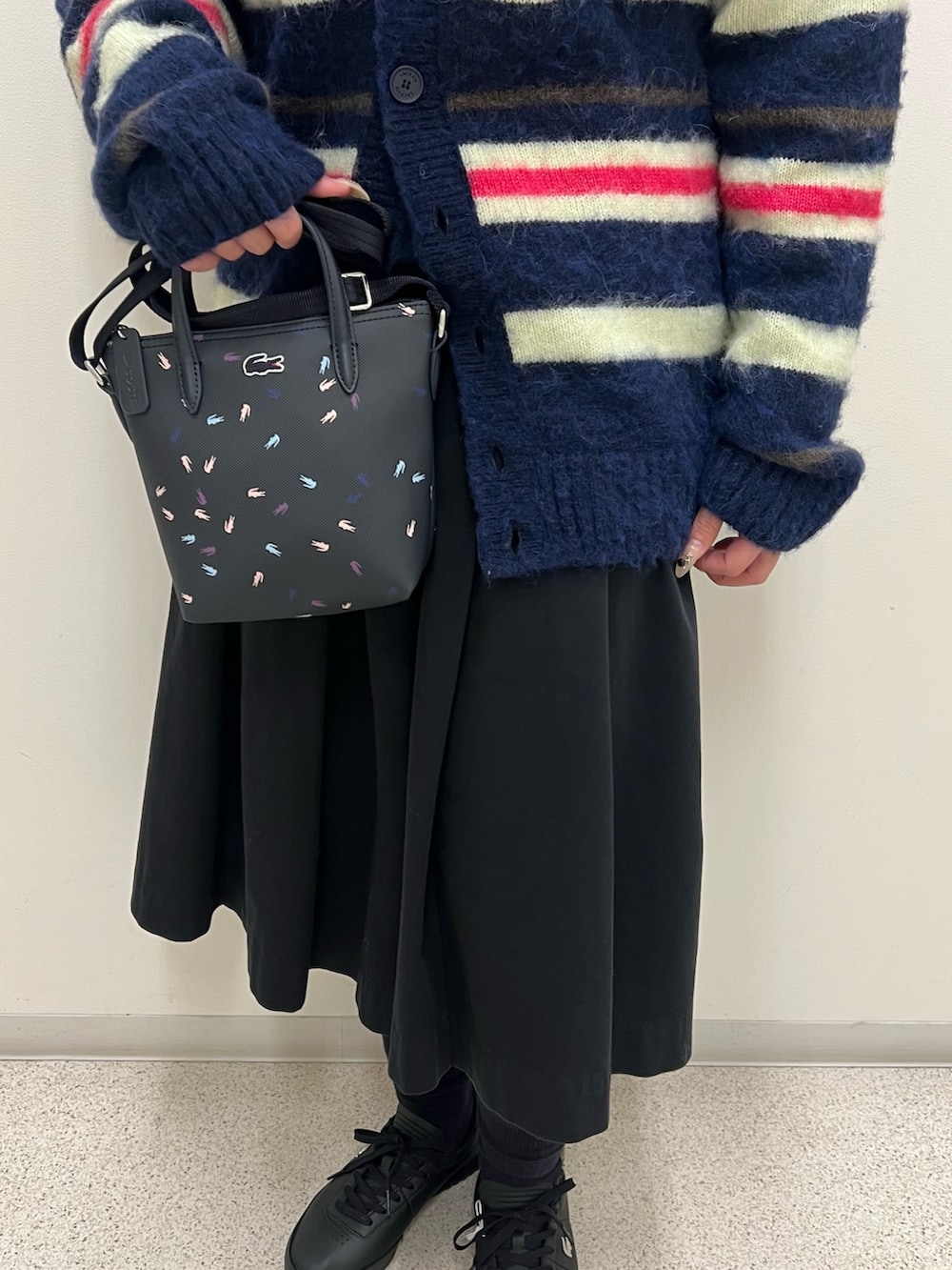 ブルー系のショルダーバッグ、ブルー系のカーディガン/ボレロ、ブルー系のTシャツ/カットソーを着用したレディースの秋コーディネートの4枚目の写真